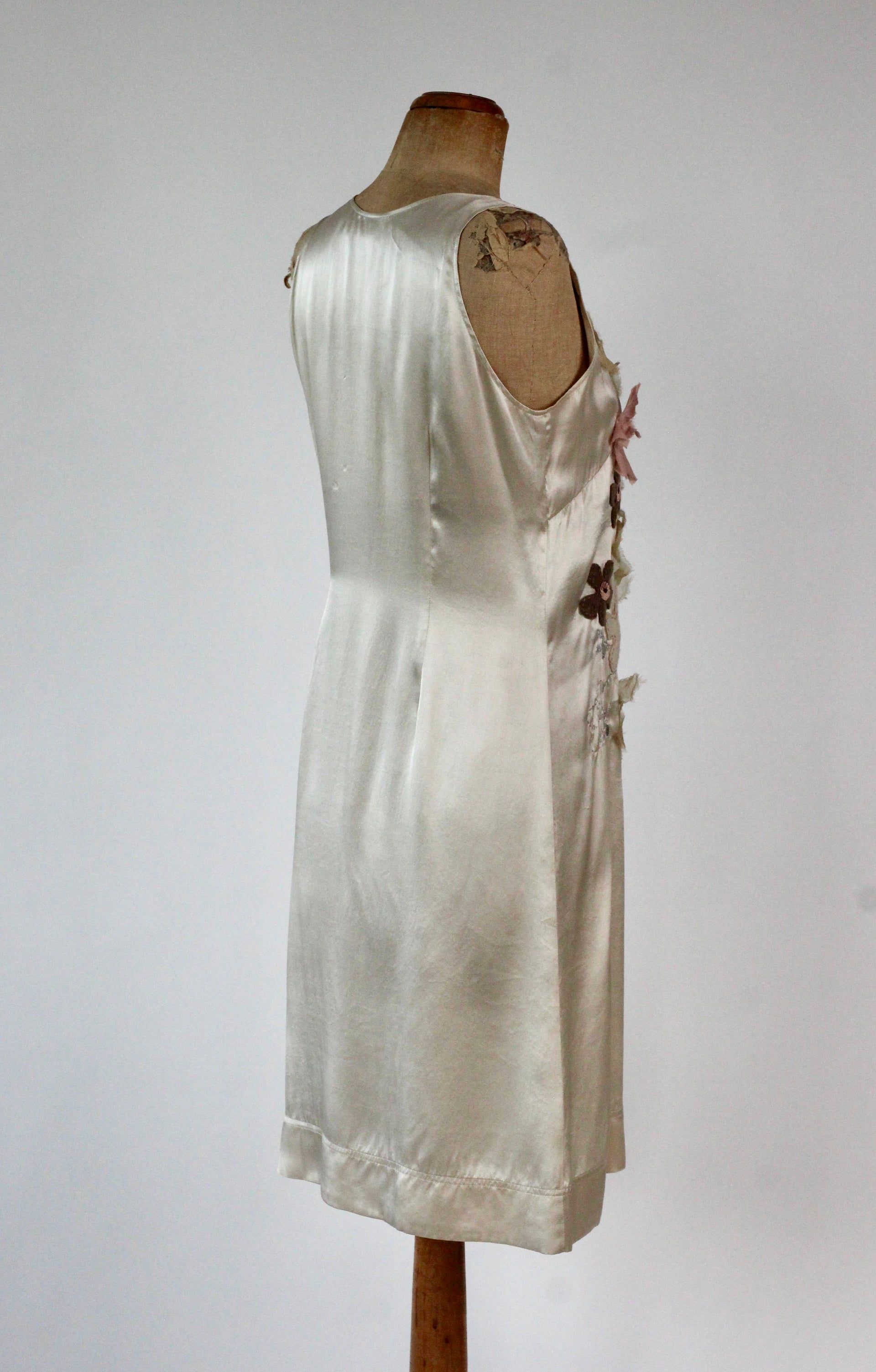 Vintage Ivory Sleeveles Silk Dress with Flower Applique //Danish Design//Size M
