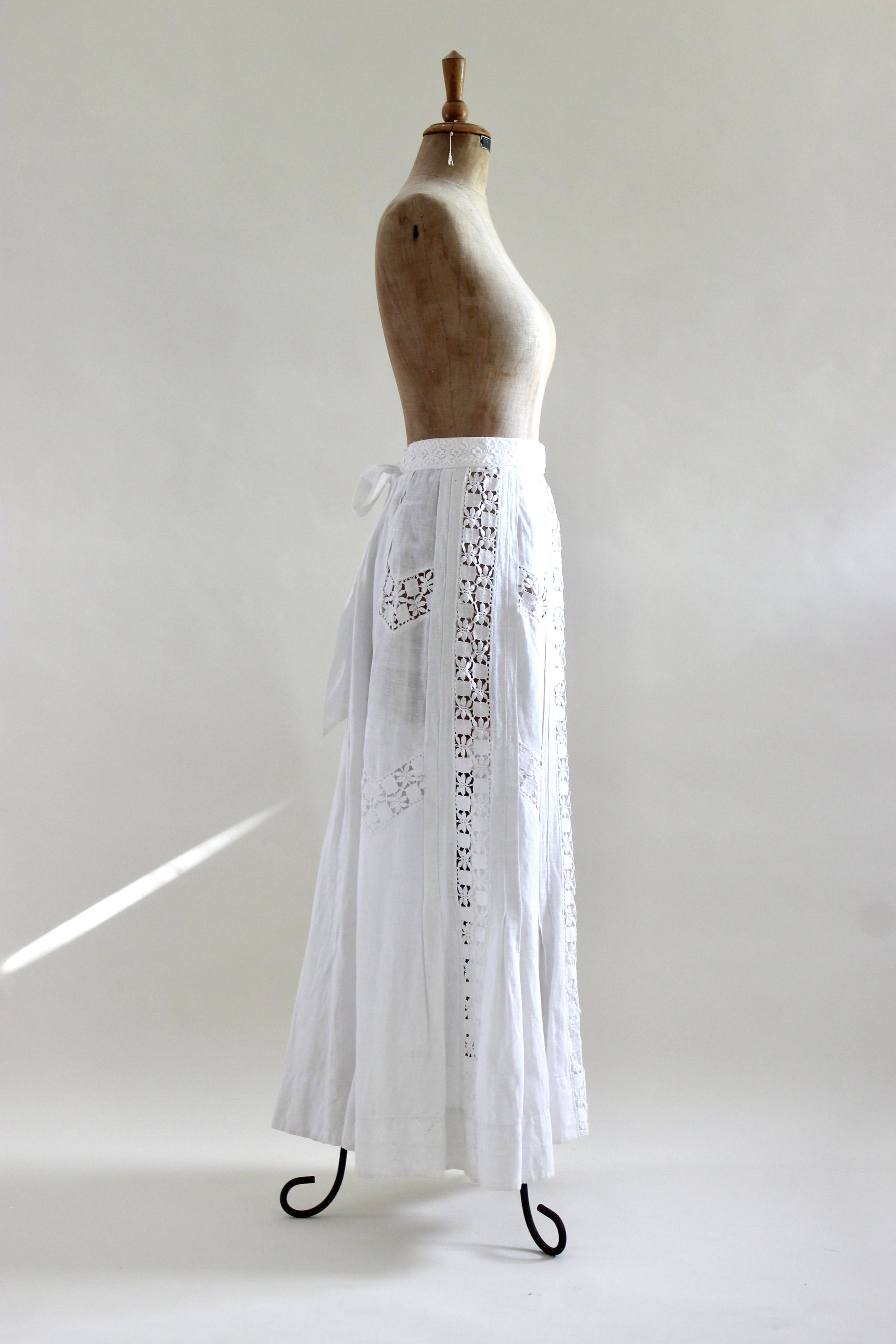 1960s 1970s High Waisted White Maxi Skirt // Size XS/S