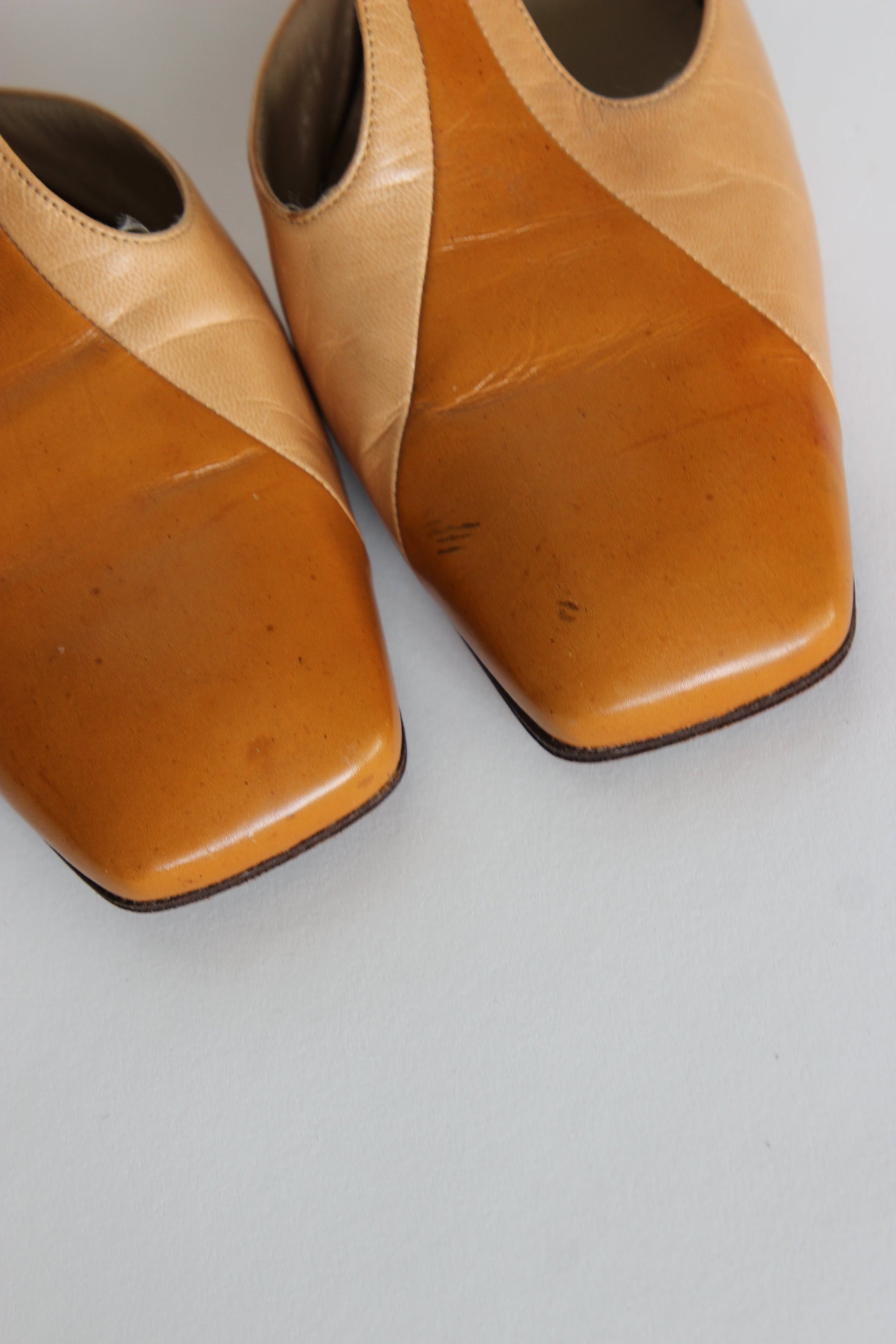 1960s Beige and Brown Leather Mid Heel Shoes // Size EU 9,5 US 8 UK 6