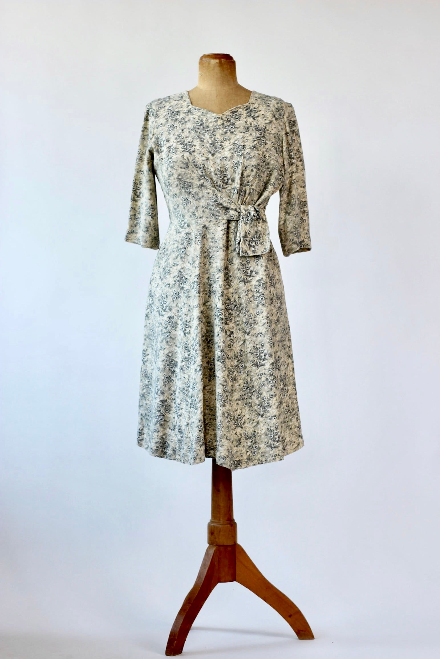 1940s Dress in Rayon with Flower Print//Size M