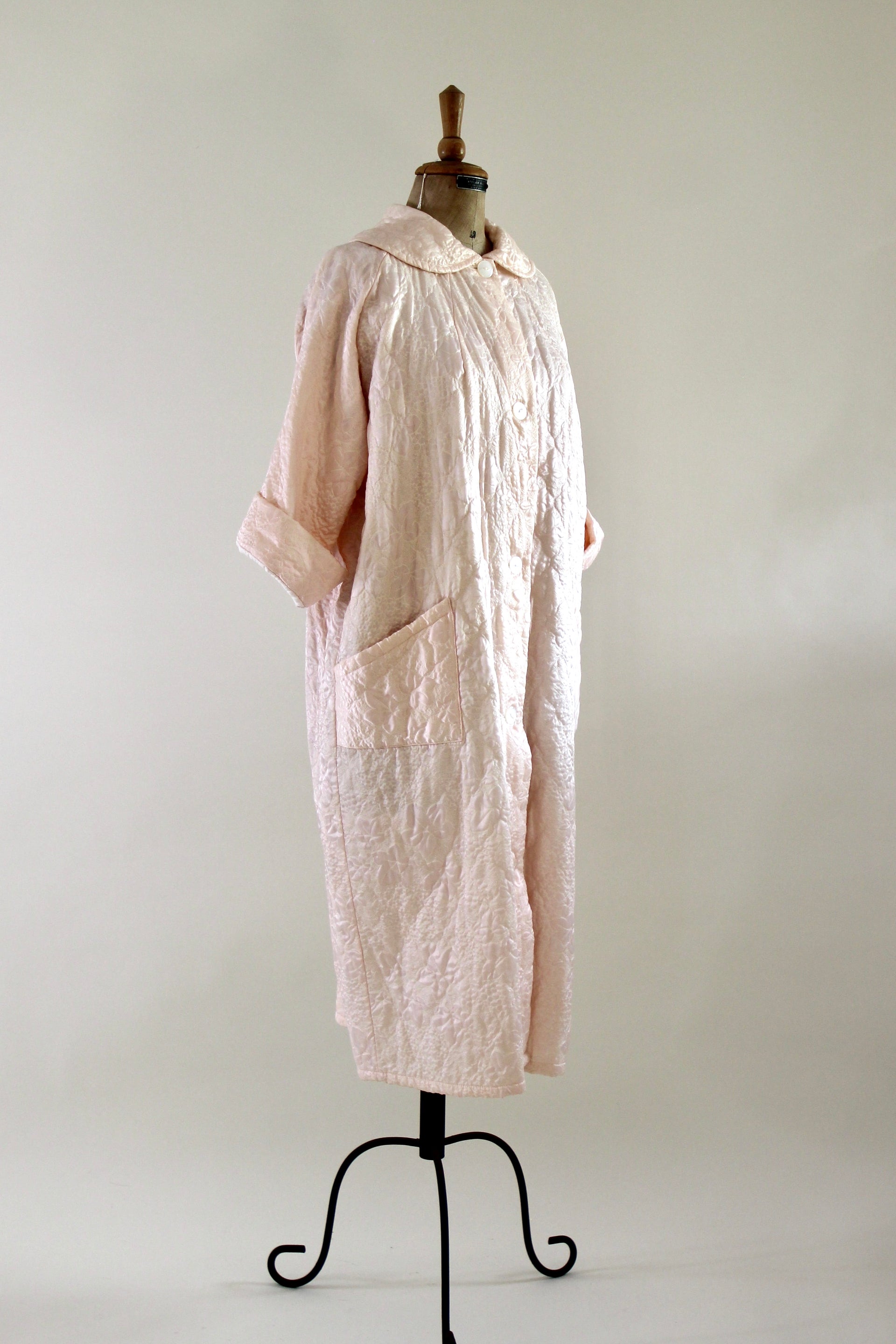 1960s Baby Pink Satin Quilted Robe//Light Coat//Oversized Coat//Size M-XL