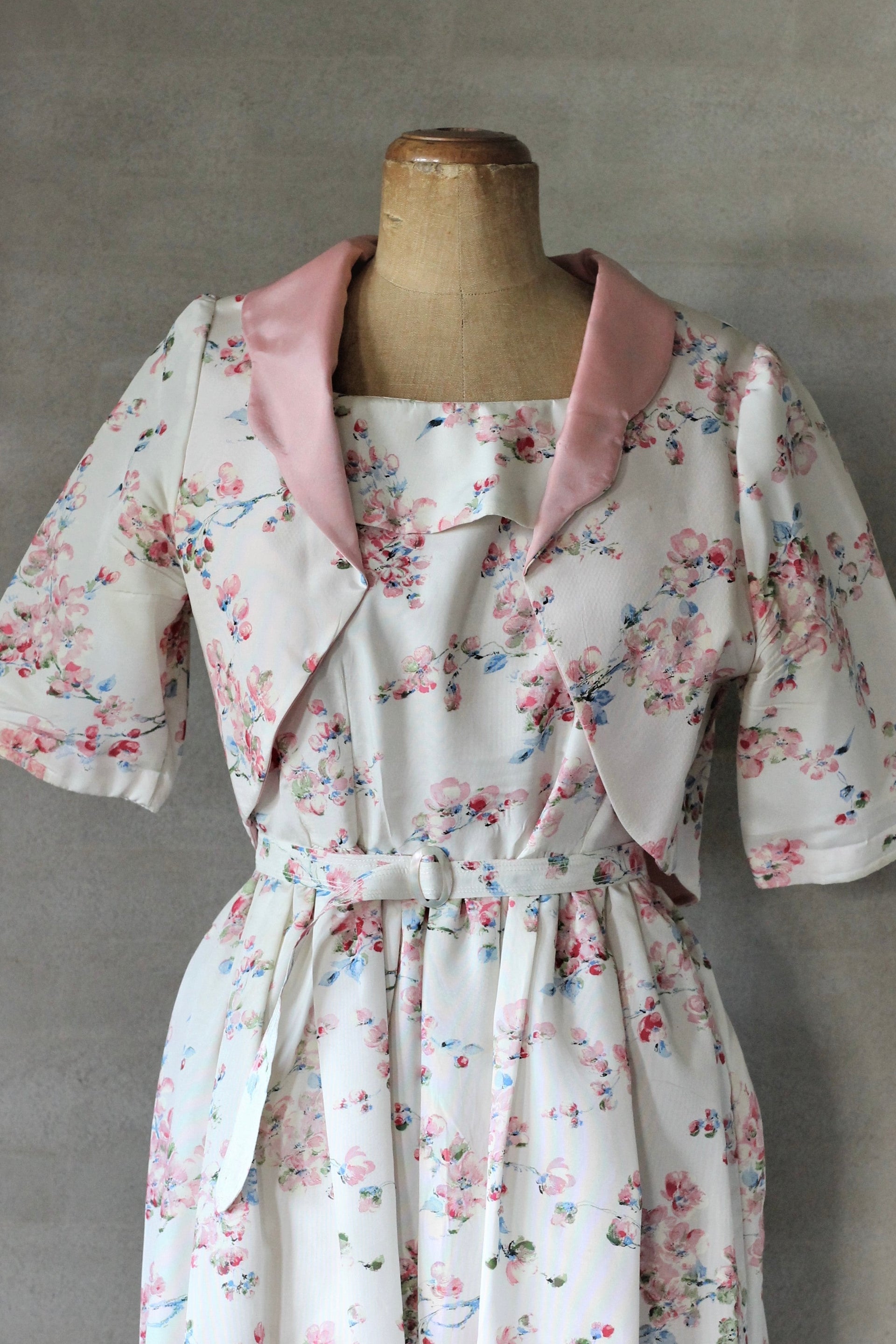 1950s White Taffeta Dress with Bolero//Blue and Pink Flowers//Size S/M