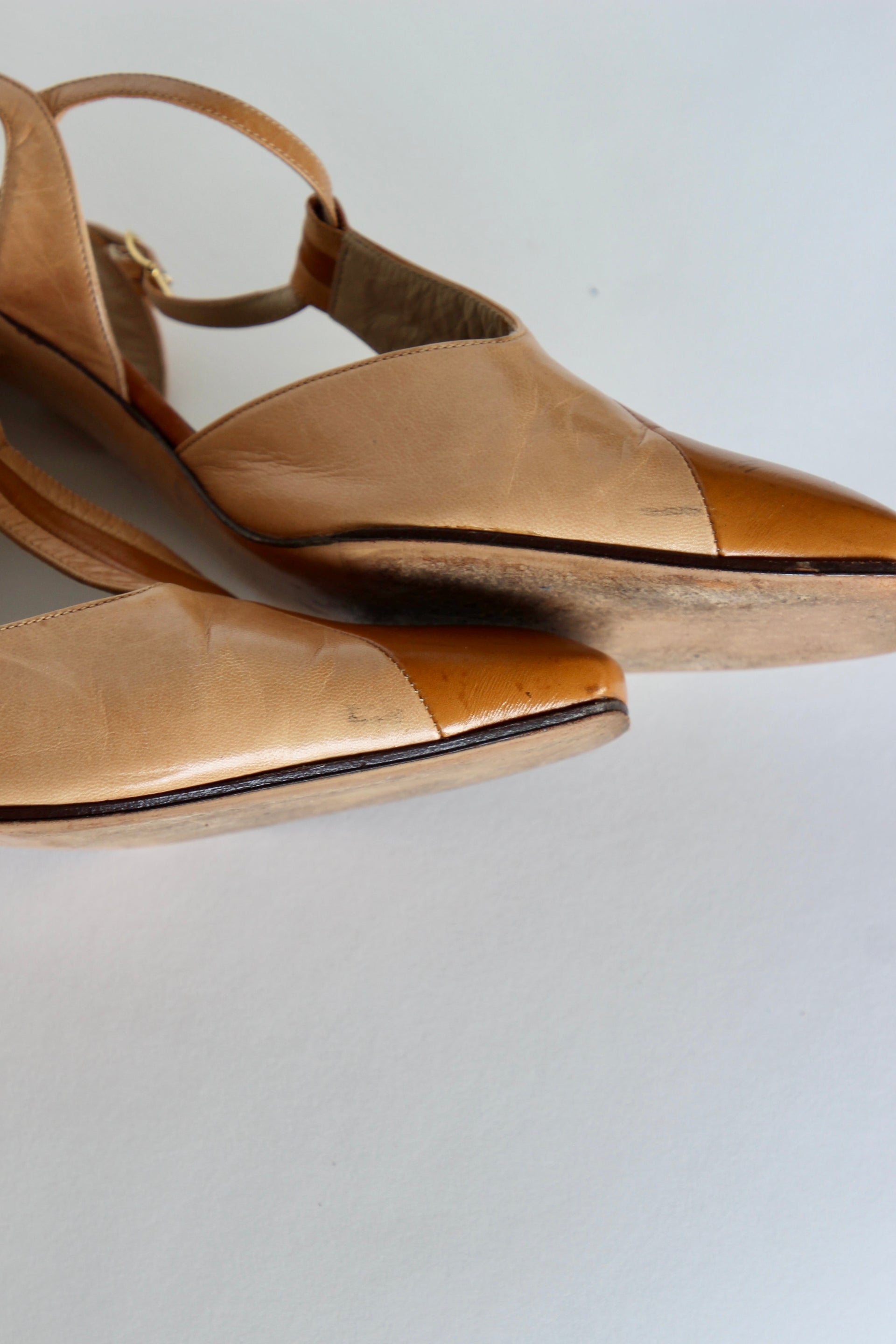1960s Beige and Brown Leather Mid Heel Shoes // Size EU 9,5 US 8 UK 6
