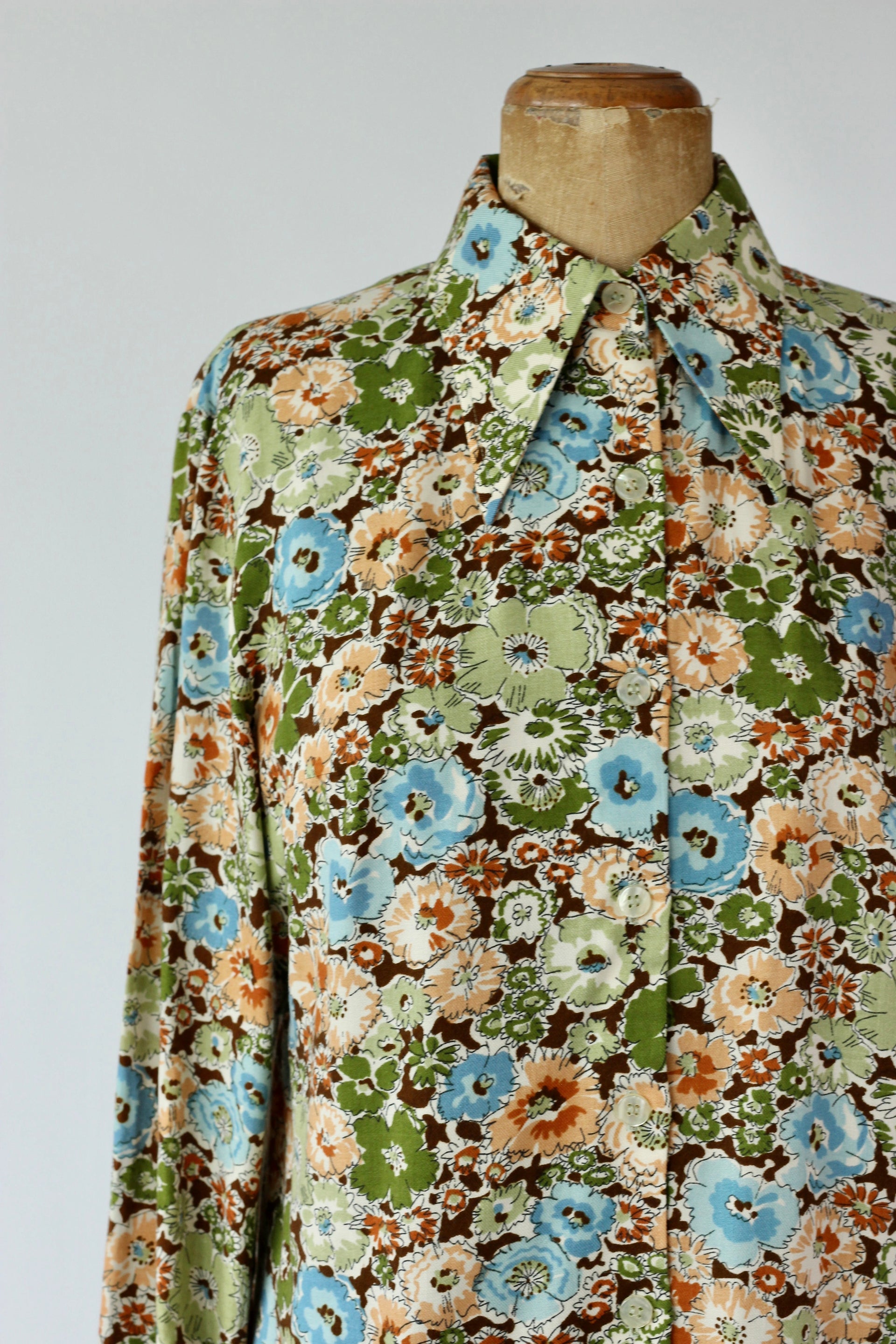 1970s Brown Floral Printed Shirt with Dagger Collar//Size L
