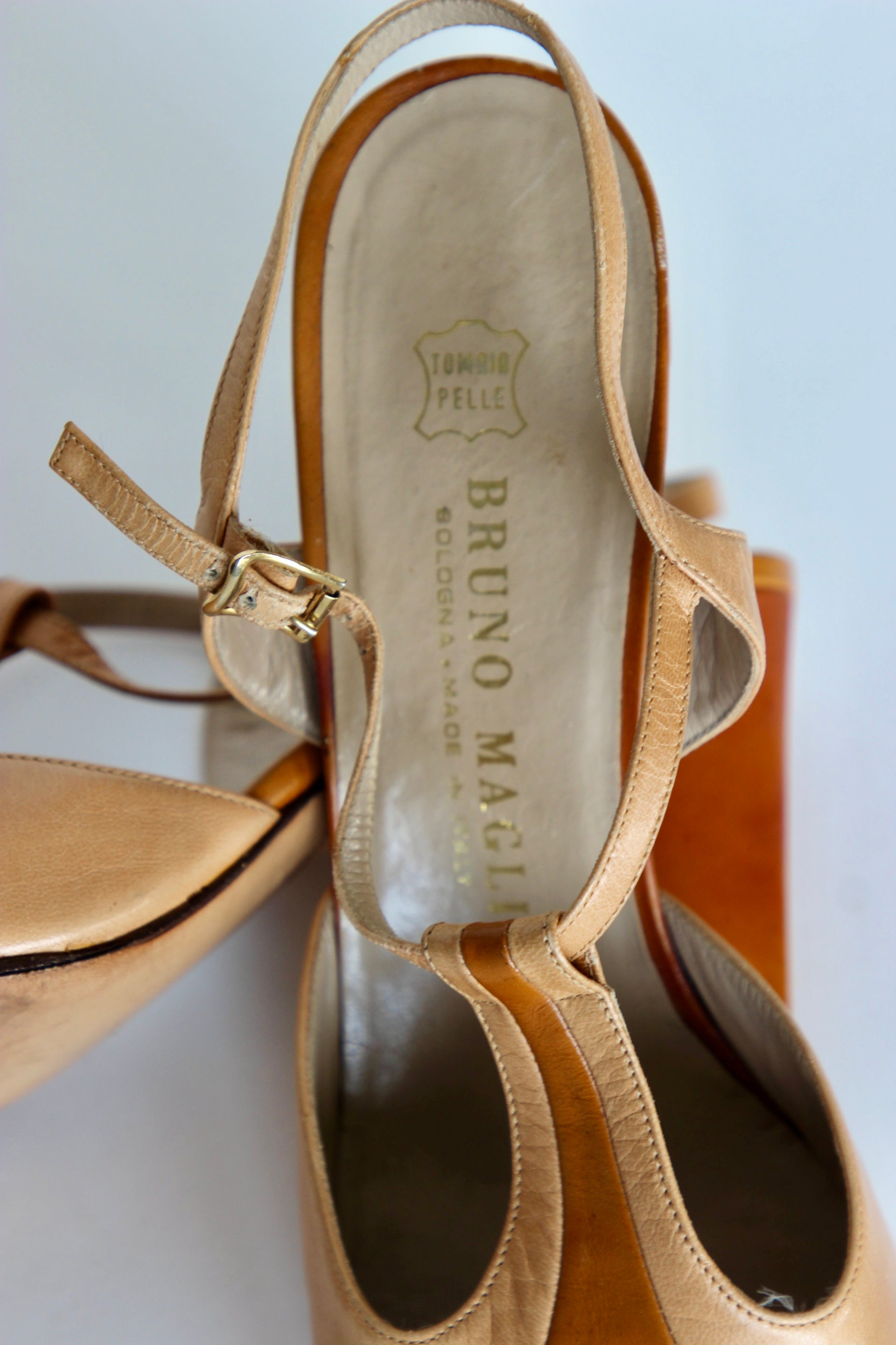 1960s Beige and Brown Leather Mid Heel Shoes // Size EU 9,5 US 8 UK 6