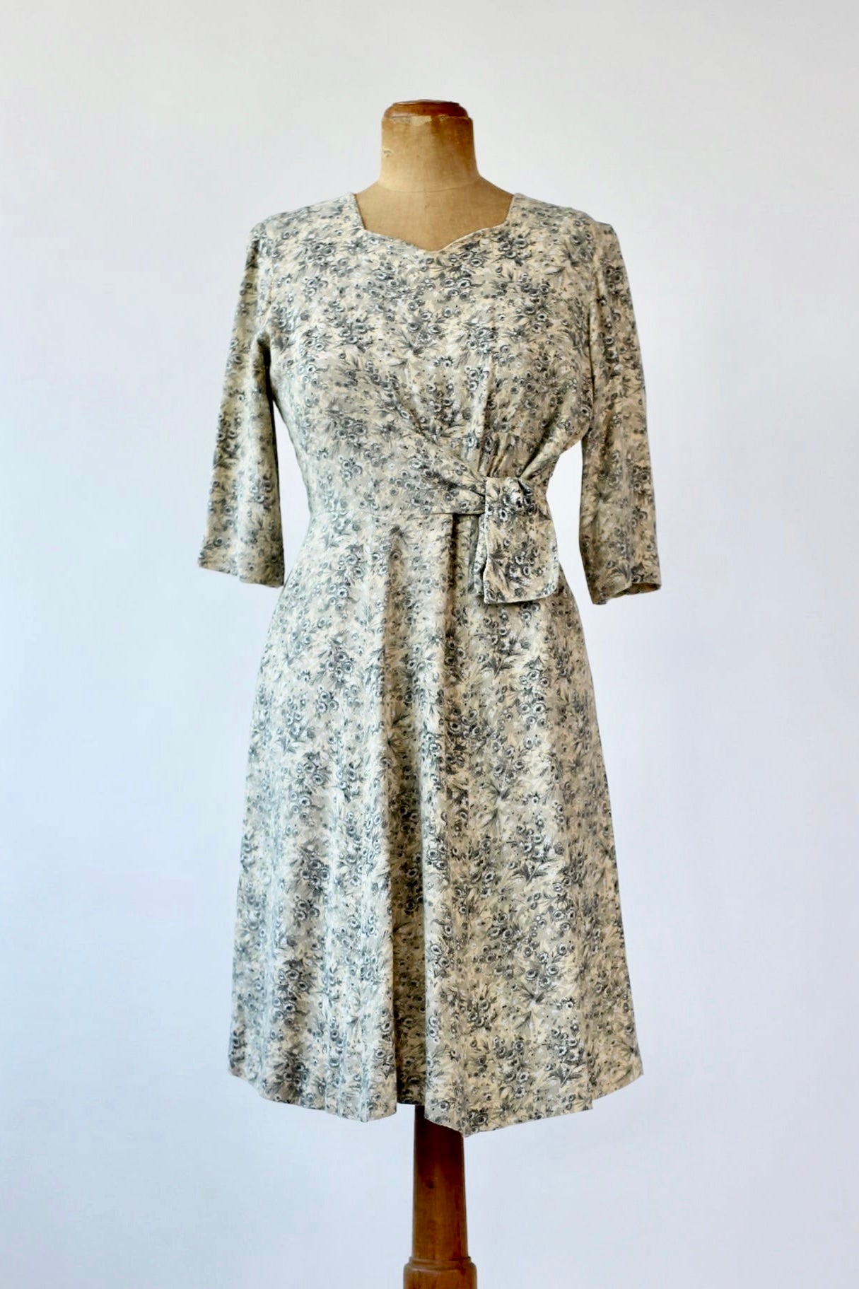 1940s Dress in Rayon with Flower Print//Size M