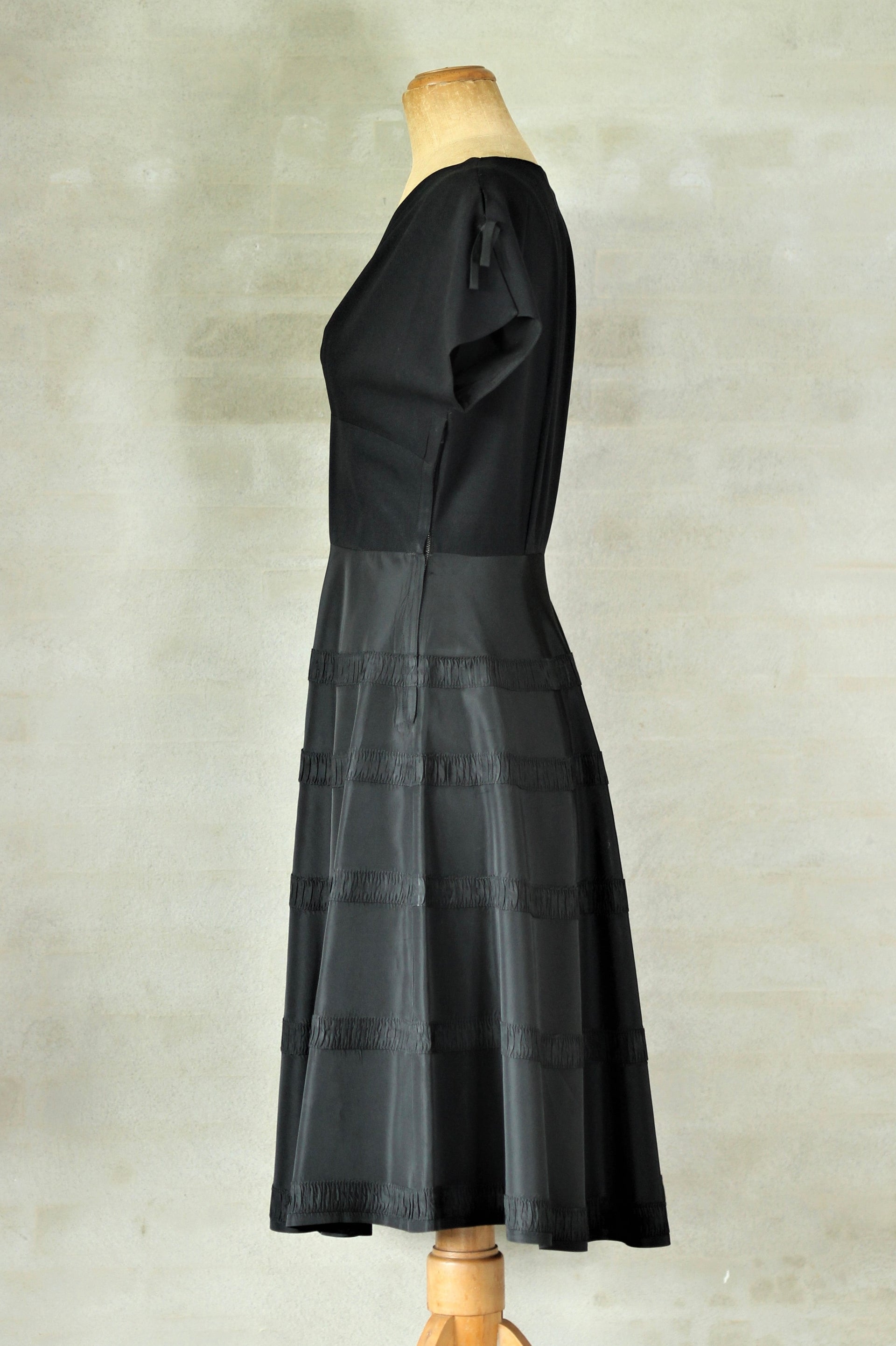 1940s Black Silk Dress //Size S/M