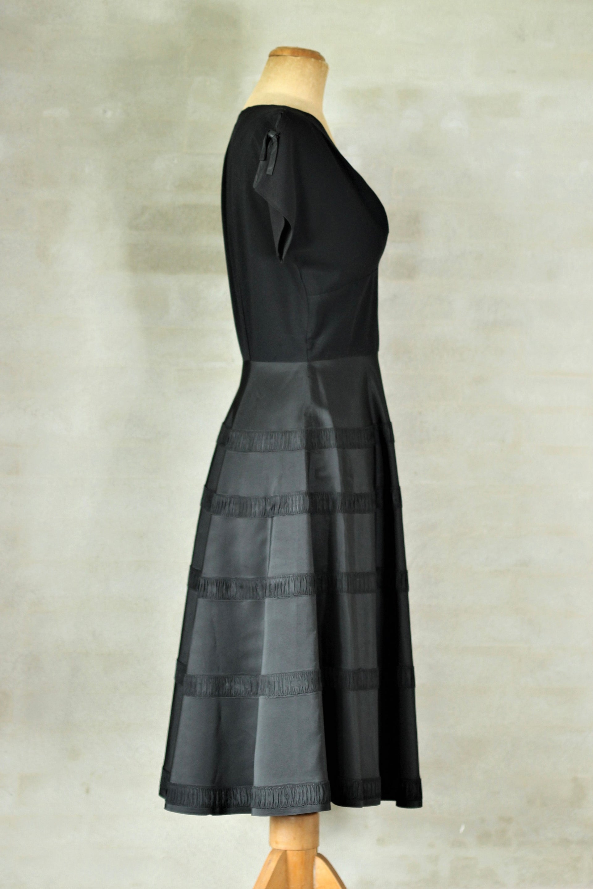 1940s Black Silk Dress //Size S/M