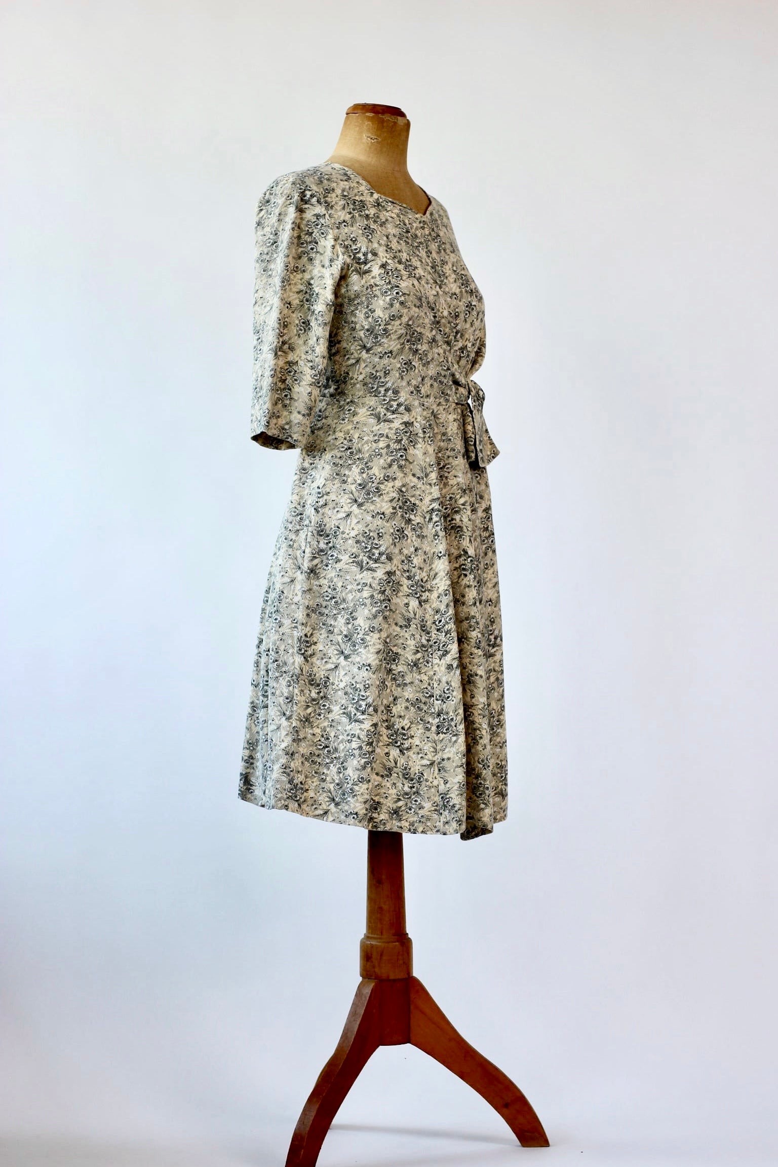 1940s Dress in Rayon with Flower Print//Size M