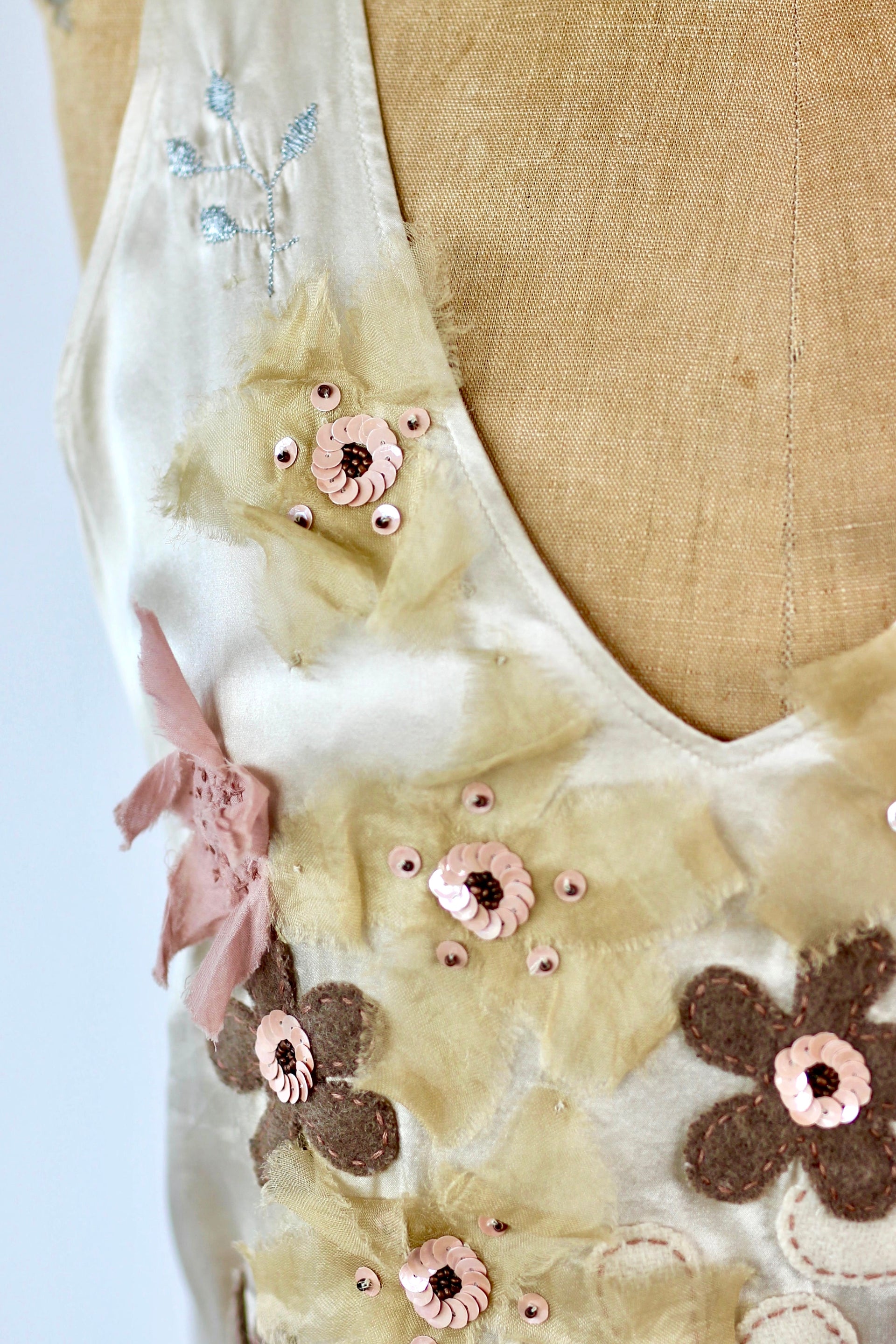 Vintage Ivory Sleeveles Silk Dress with Flower Applique //Danish Design//Size M