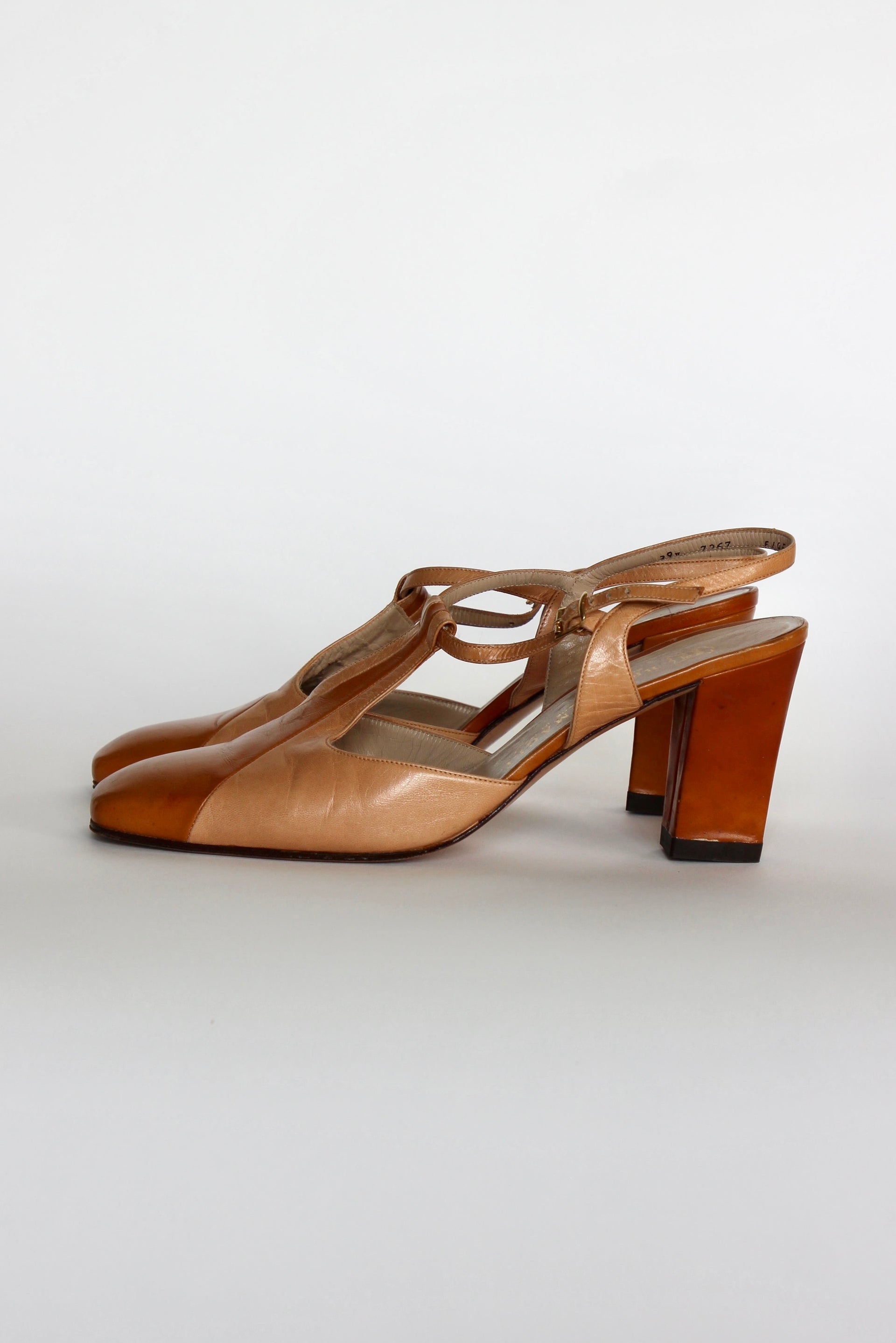 1960s Beige and Brown Leather Mid Heel Shoes // Size EU 9,5 US 8 UK 6
