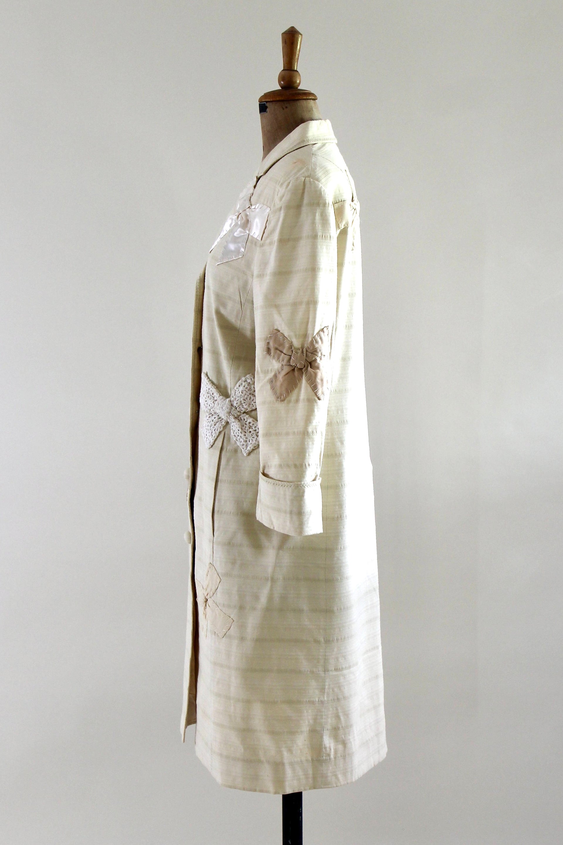 1990s Italien Designer Ivory Light Coat Decorated with Fabric Bows//Size M