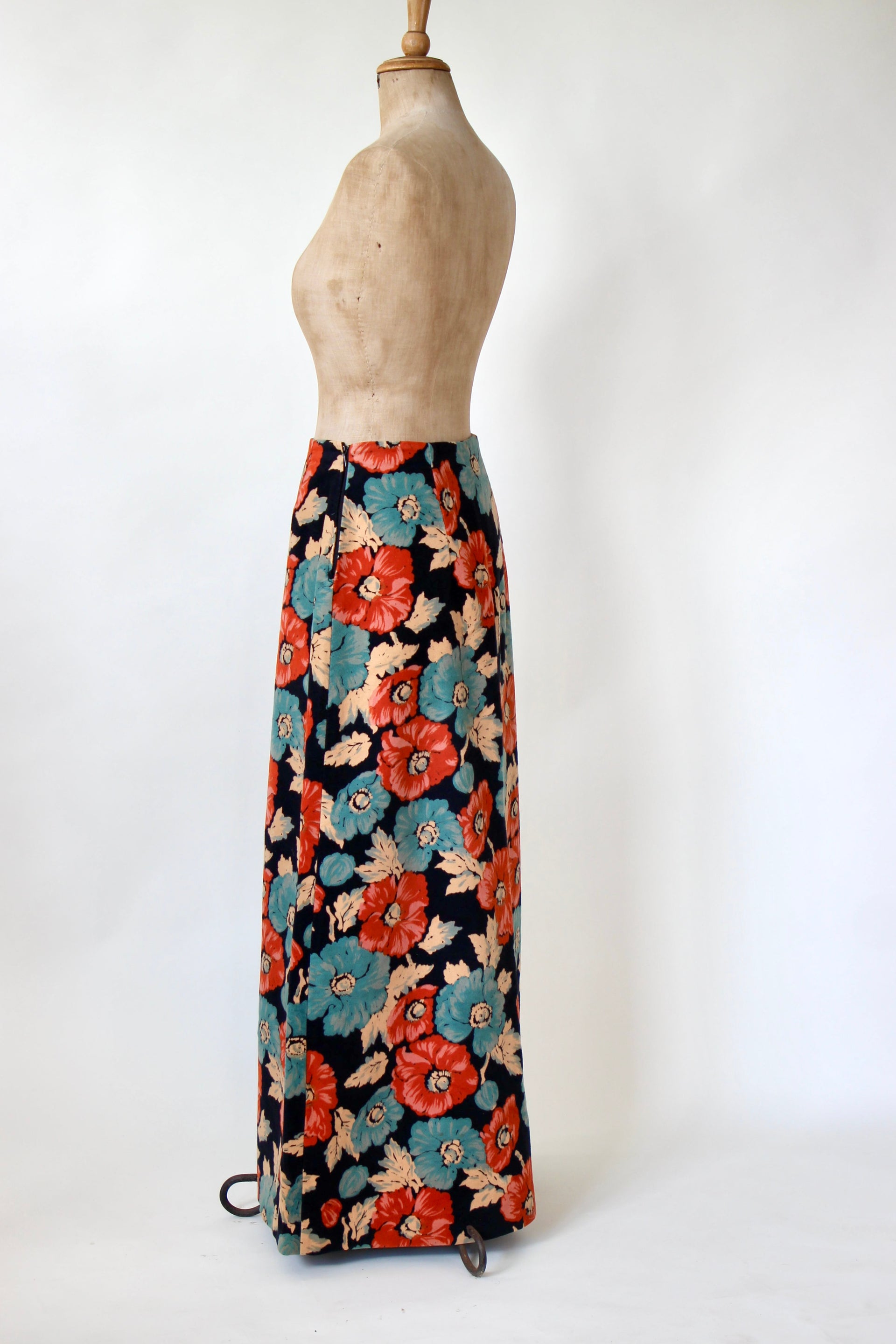 1970s High Waisted Velvet Maxi Skirt // Size S/M