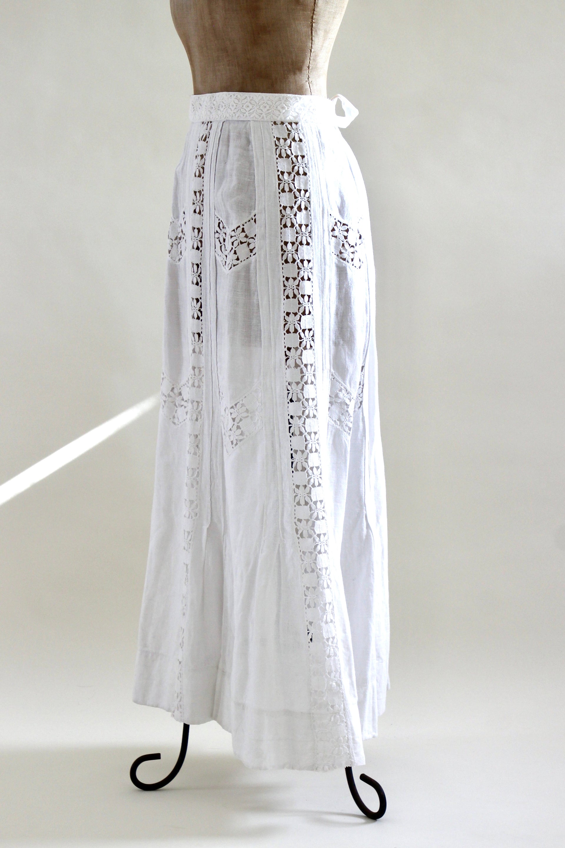 1960s 1970s High Waisted White Maxi Skirt // Size XS/S