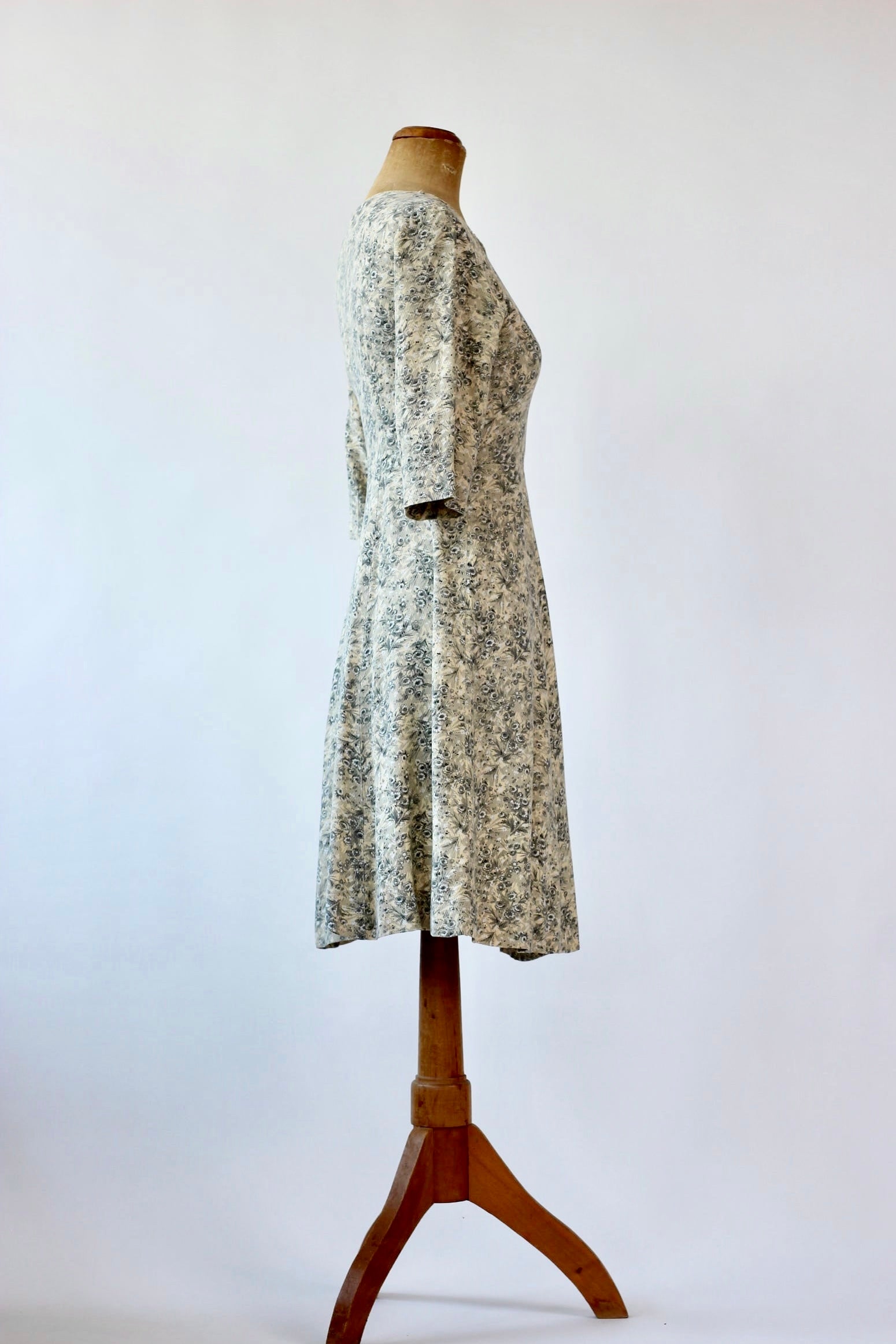 1940s Dress in Rayon with Flower Print//Size M