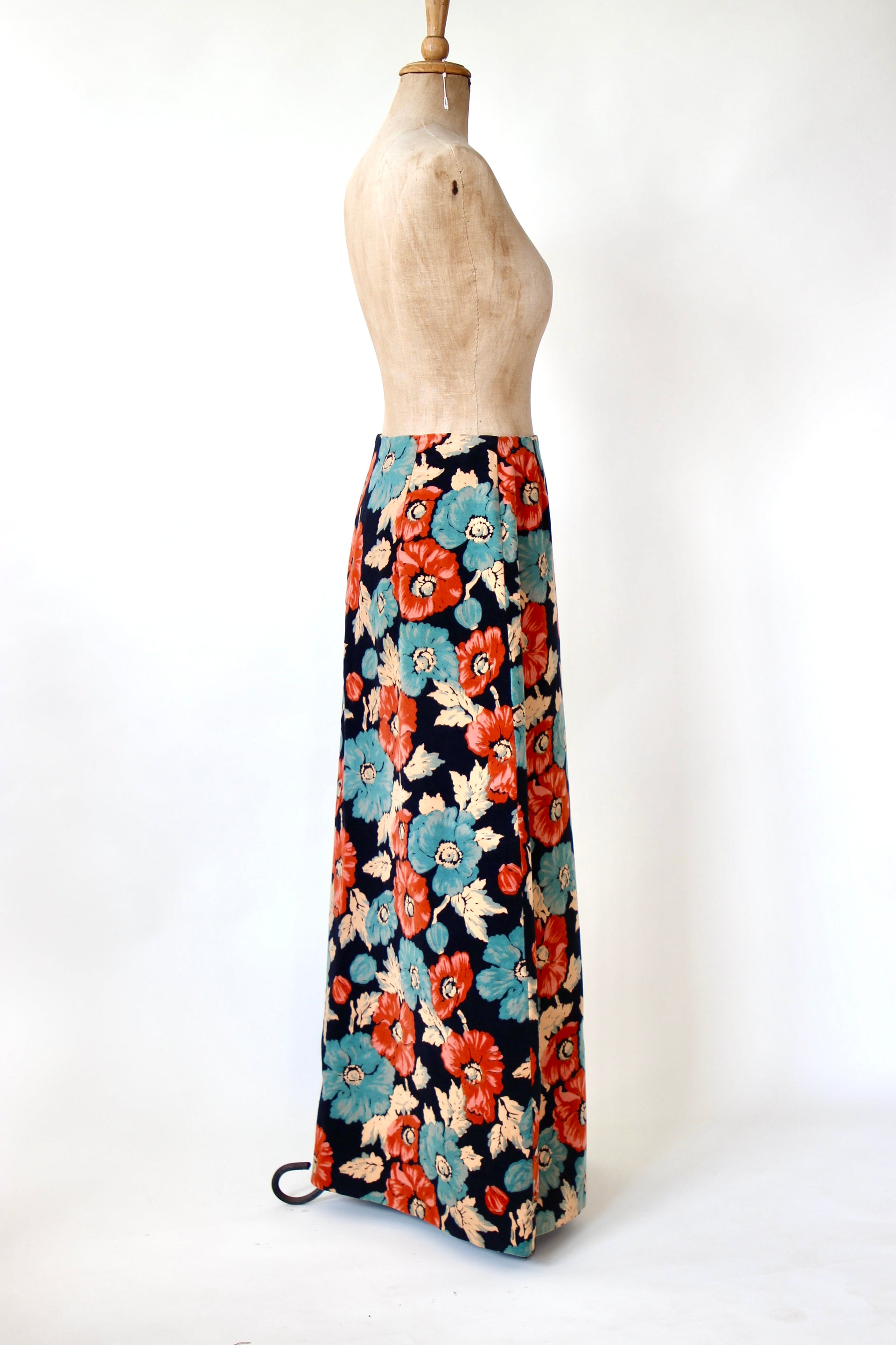 1970s High Waisted Velvet Maxi Skirt // Size S/M