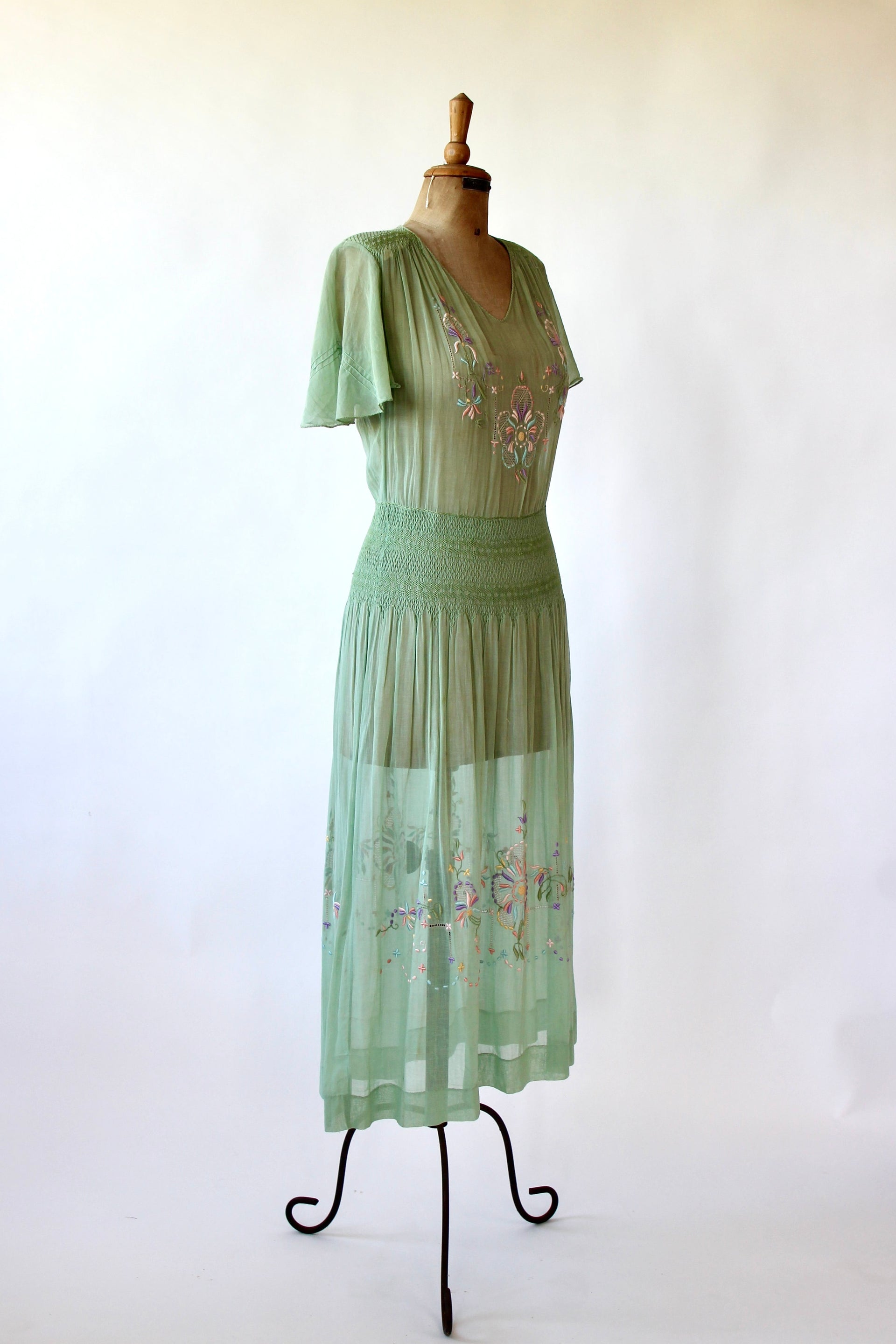1920s 1930s Hungarian Embroidered Short Sleeve Green Dress//Size M/L