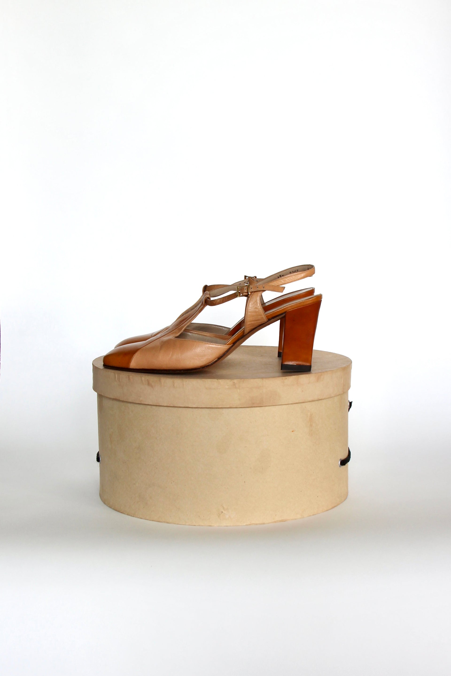 1960s Beige and Brown Leather Mid Heel Shoes // Size EU 9,5 US 8 UK 6