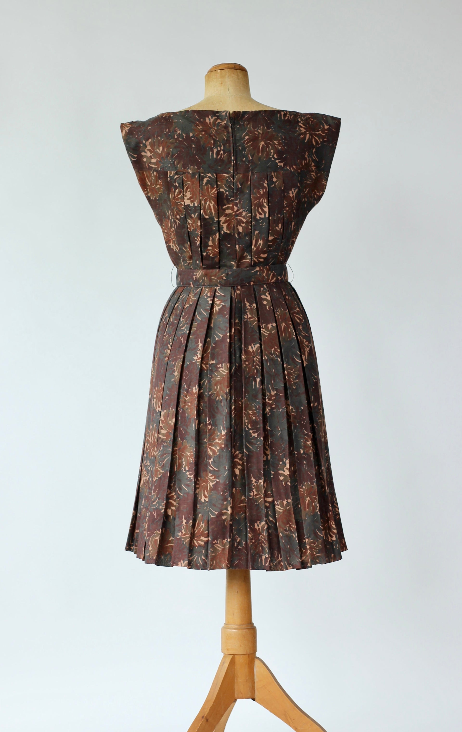 1950s Brown Cotton Dress with Abstract Floral Print//Size XS/S