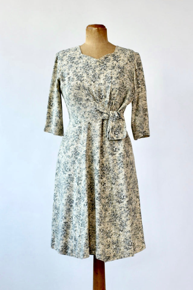 1940s Dress in Rayon with Flower Print//Size M
