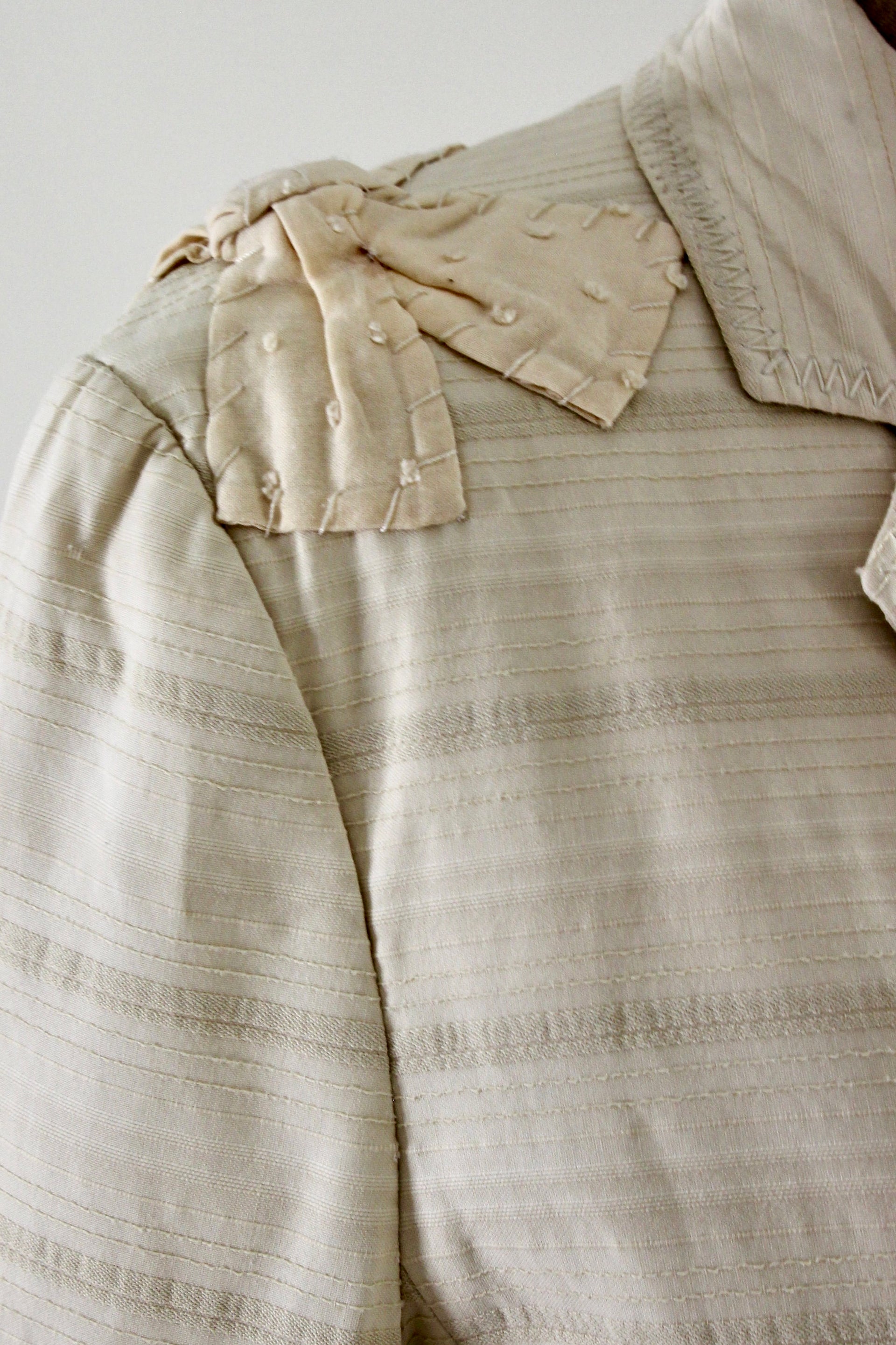 1990s Italien Designer Ivory Light Coat Decorated with Fabric Bows//Size M