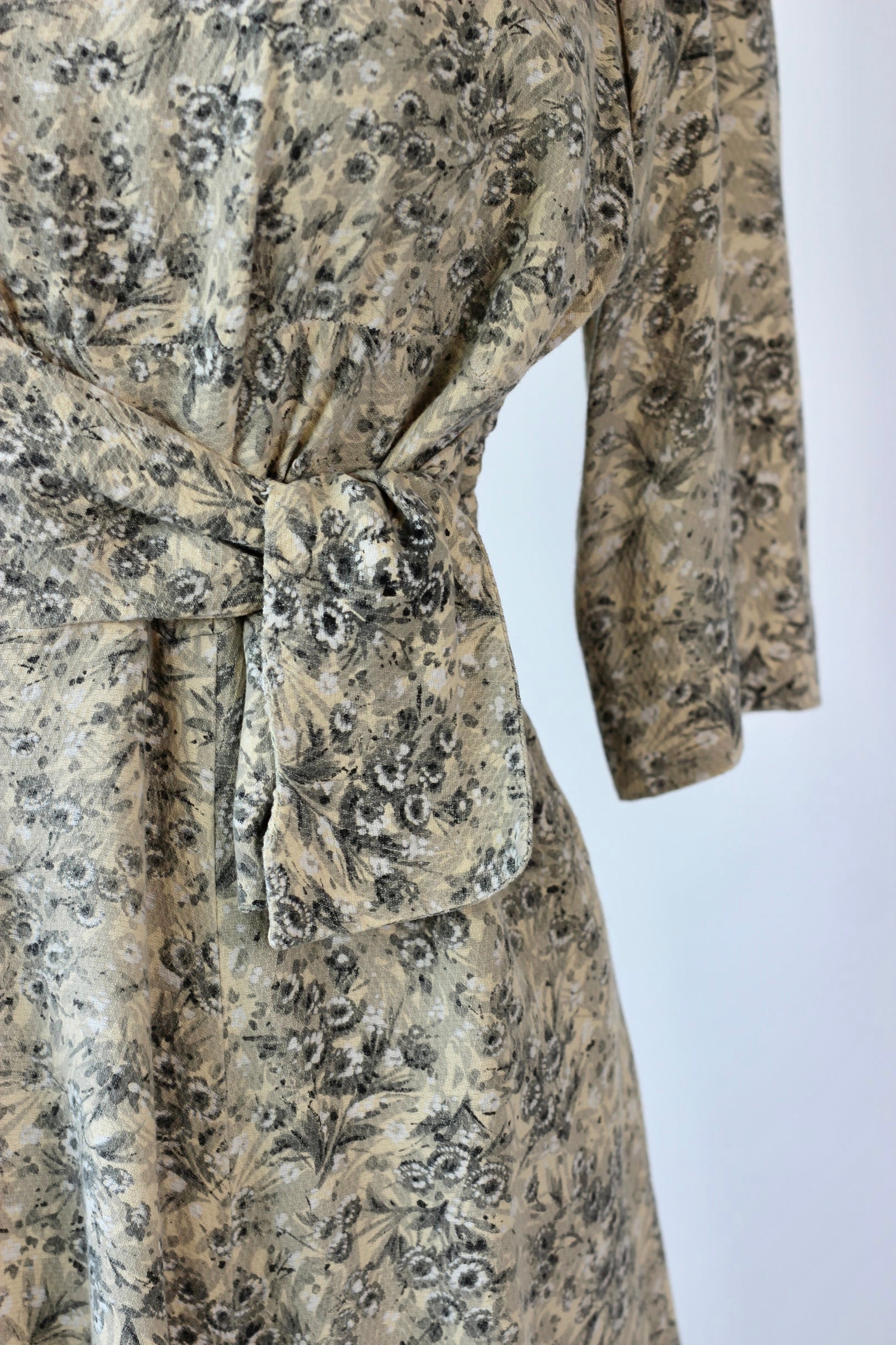 1940s Dress in Rayon with Flower Print//Size M