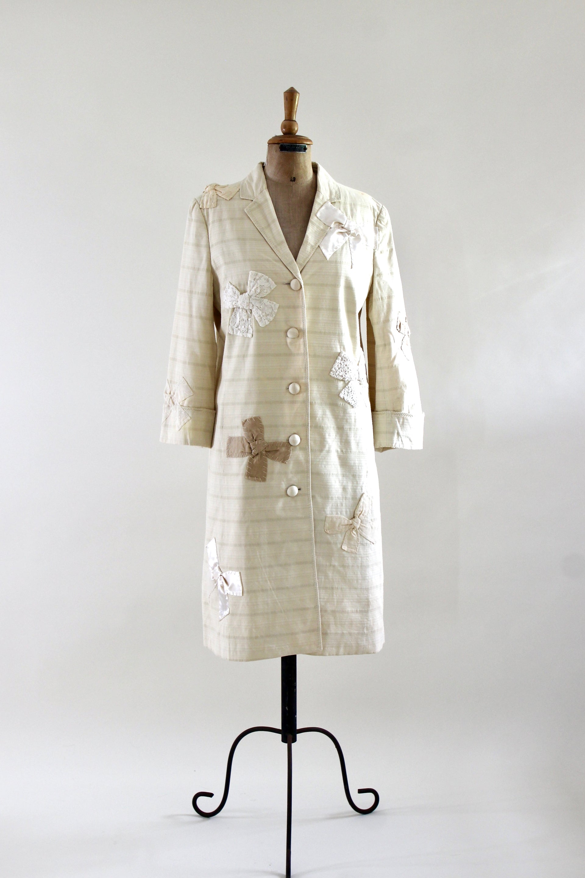 1990s Italien Designer Ivory Light Coat Decorated with Fabric Bows//Size M