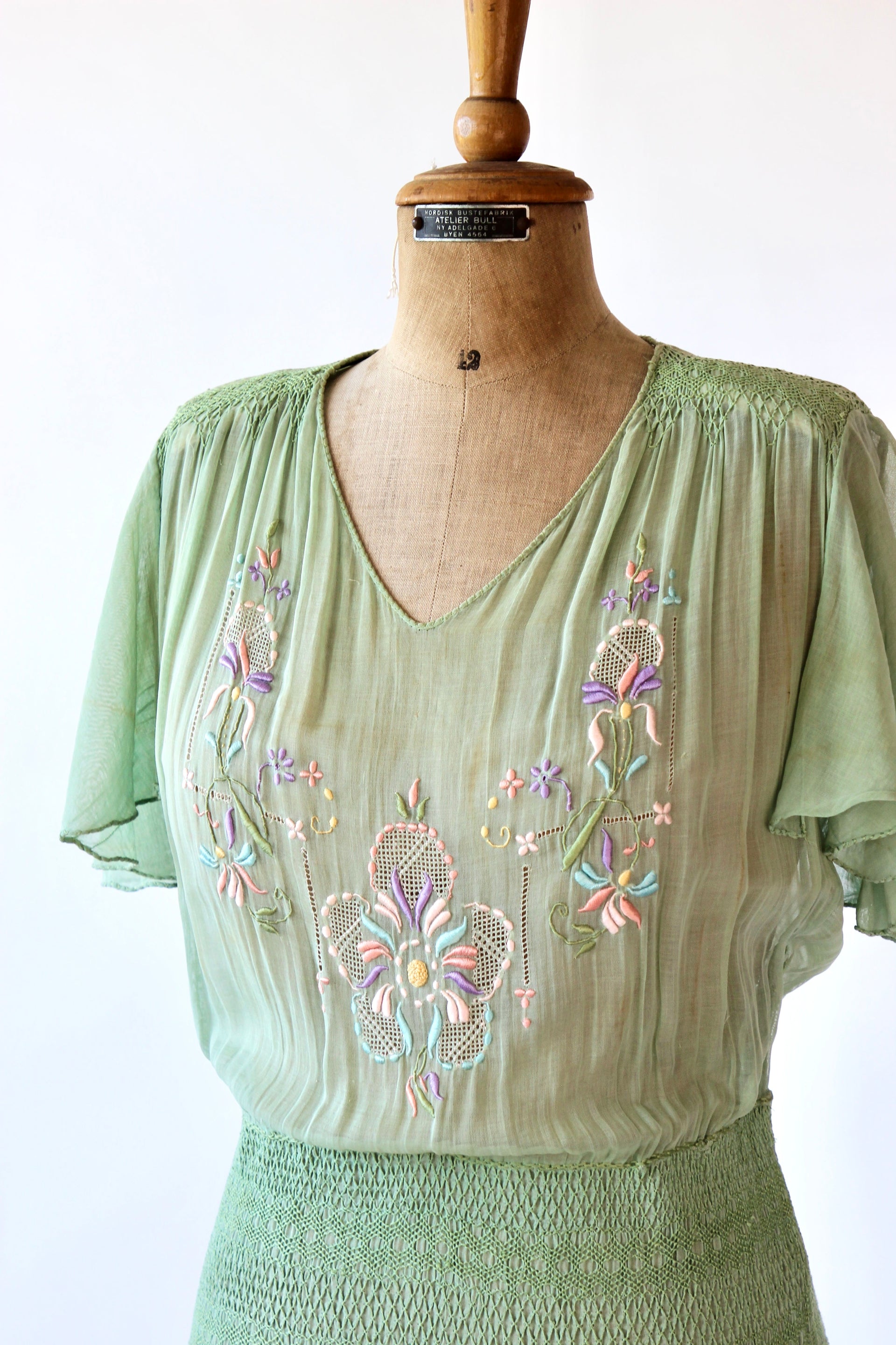 1920s 1930s Hungarian Embroidered Short Sleeve Green Dress//Size M/L