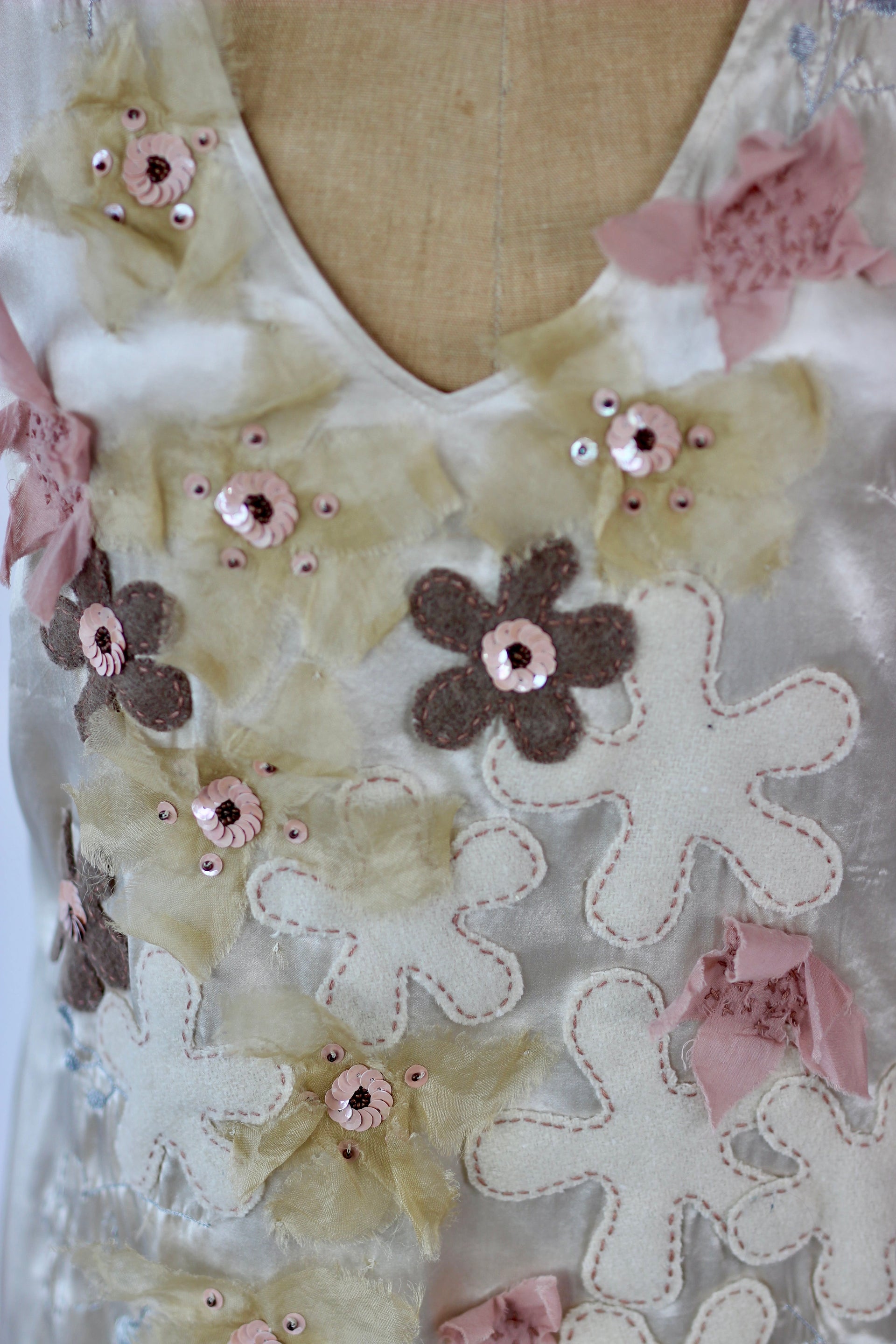 Vintage Ivory Sleeveles Silk Dress with Flower Applique //Danish Design//Size M