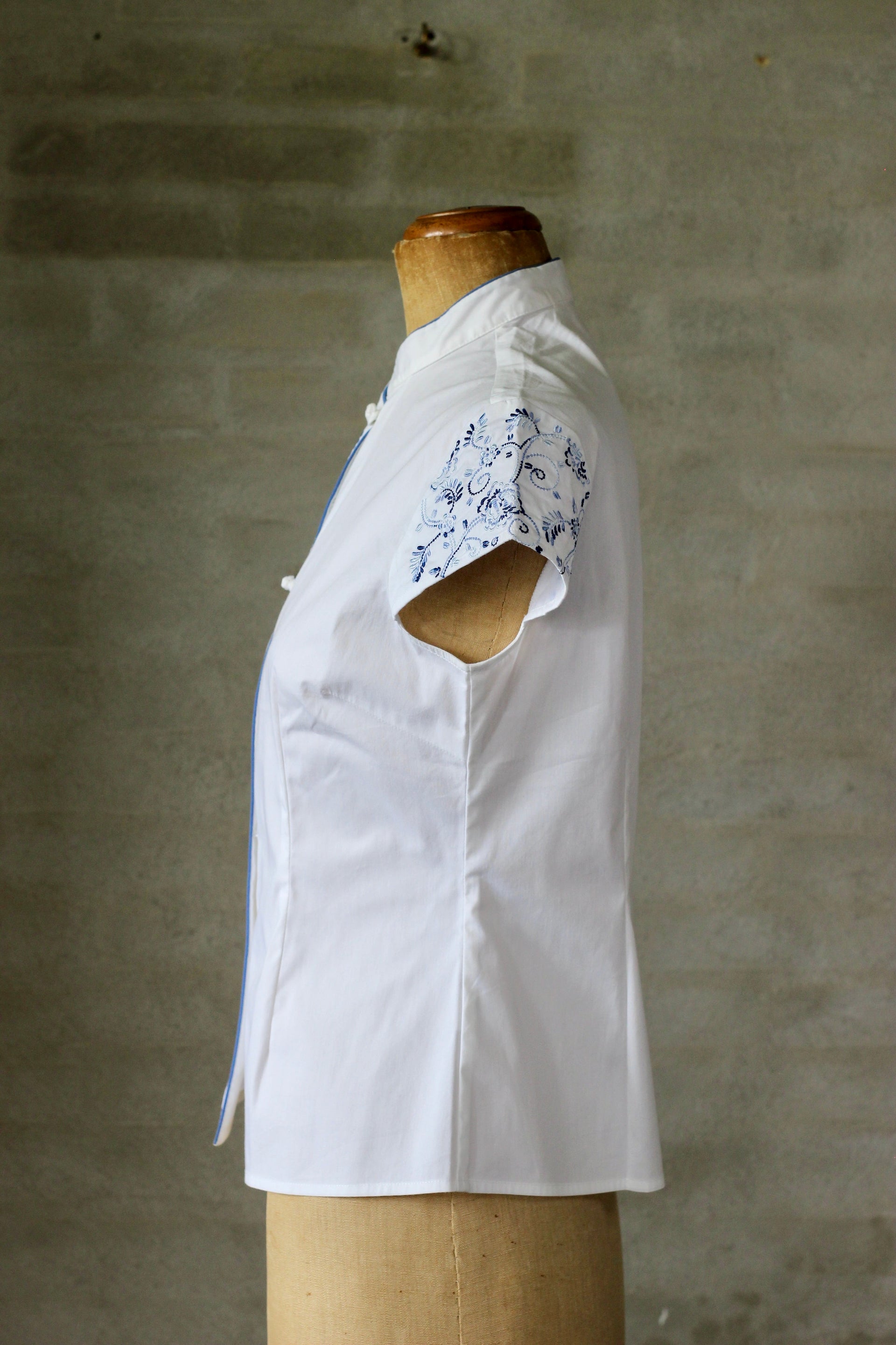 1990s White Blouse With Blue Embroidery/Size M