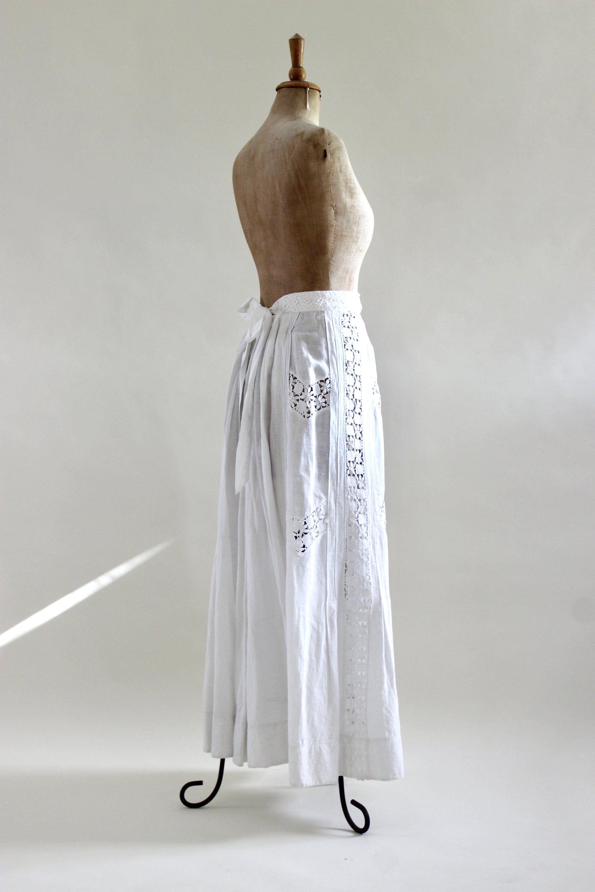 1960s 1970s High Waisted White Maxi Skirt // Size XS/S