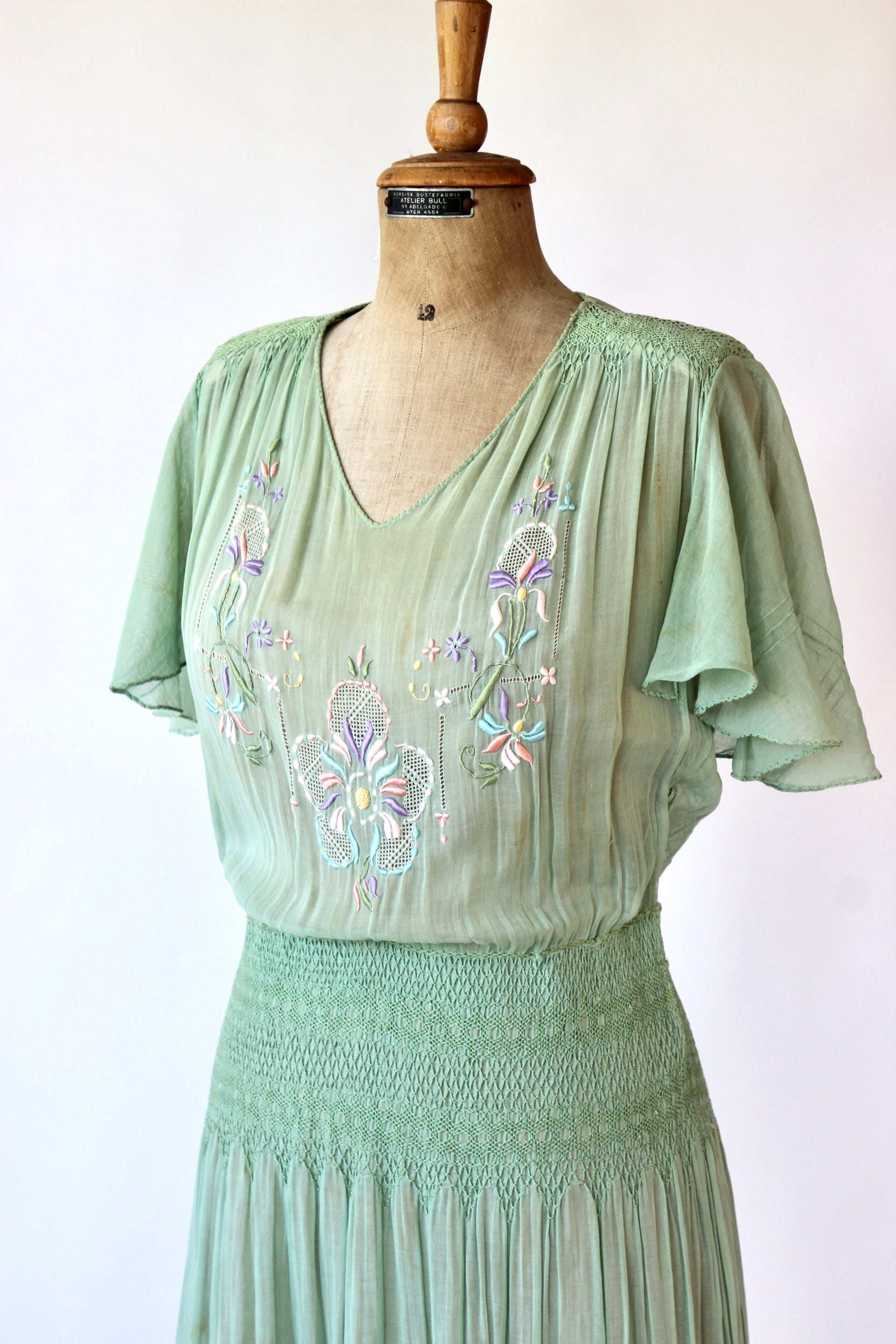 1920s 1930s Hungarian Embroidered Short Sleeve Green Dress//Size M/L