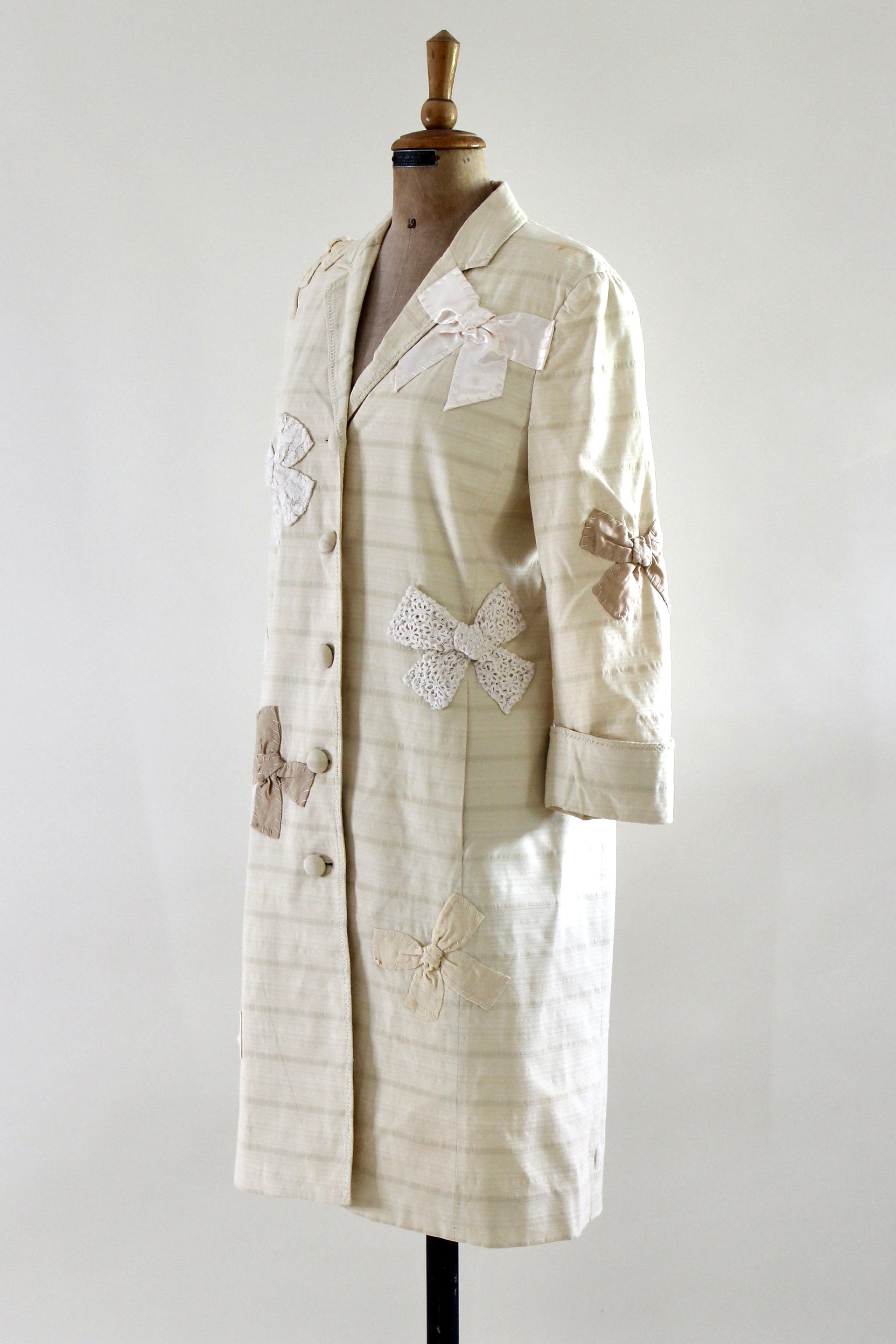1990s Italien Designer Ivory Light Coat Decorated with Fabric Bows//Size M