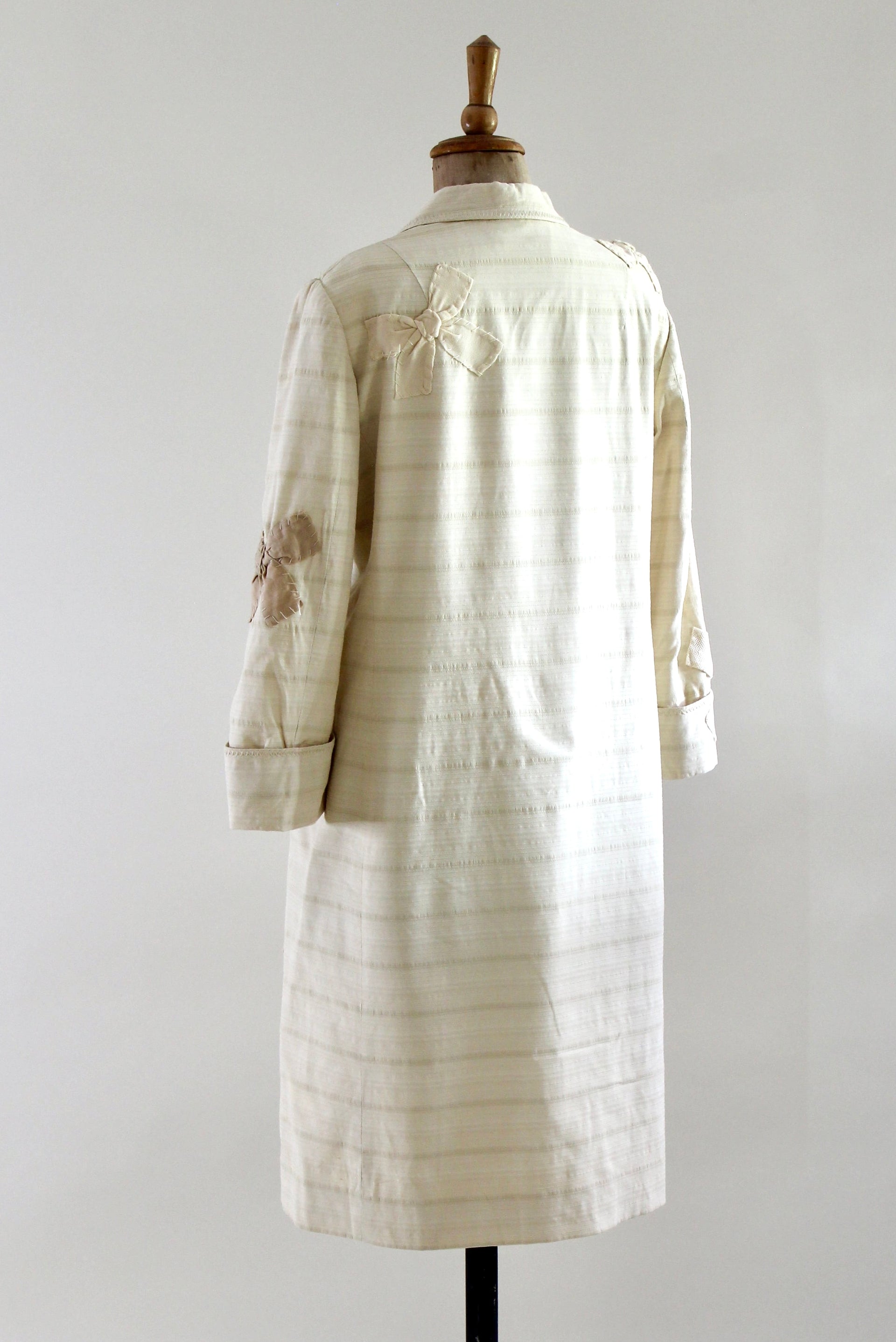 1990s Italien Designer Ivory Light Coat Decorated with Fabric Bows//Size M