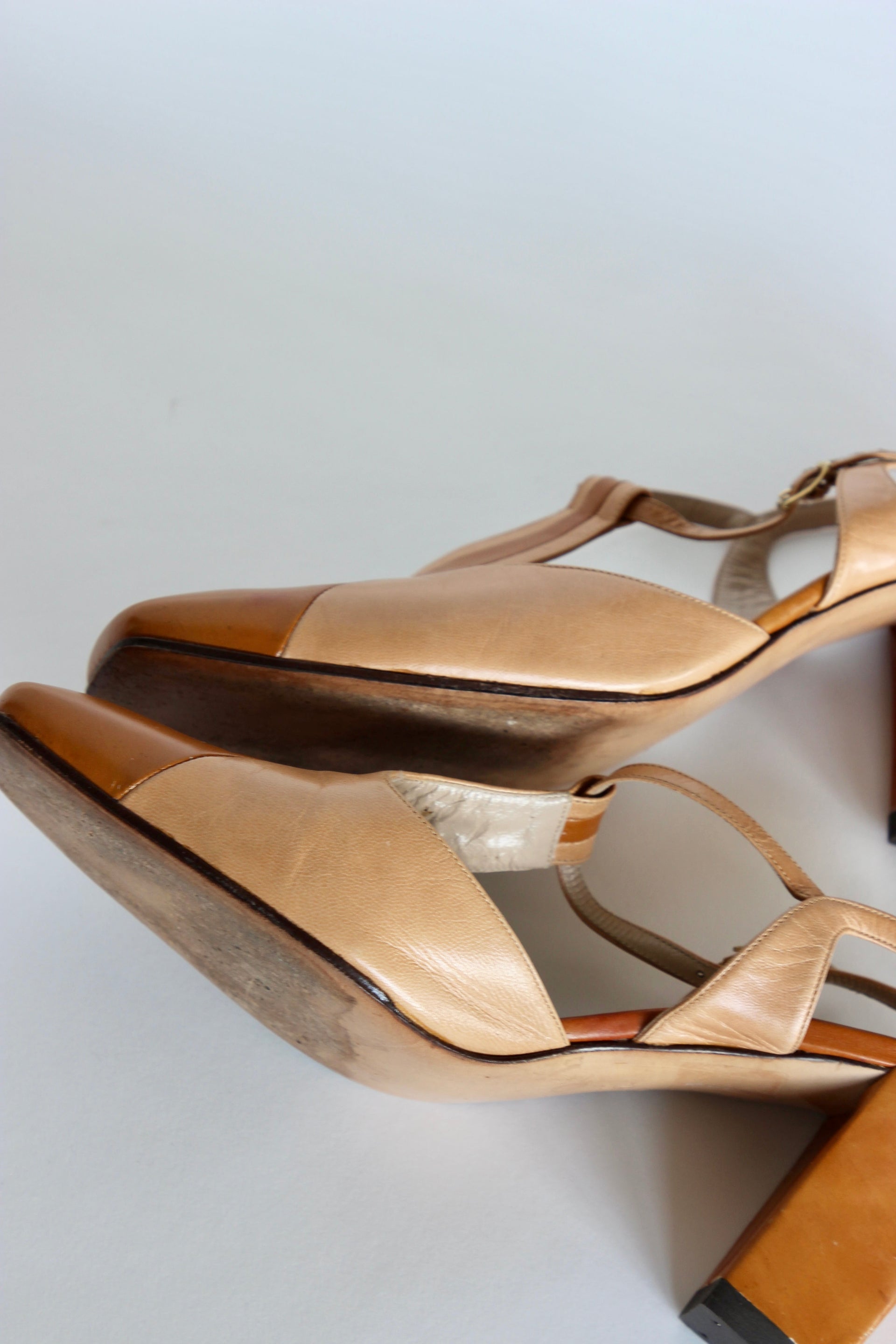 1960s Beige and Brown Leather Mid Heel Shoes // Size EU 9,5 US 8 UK 6