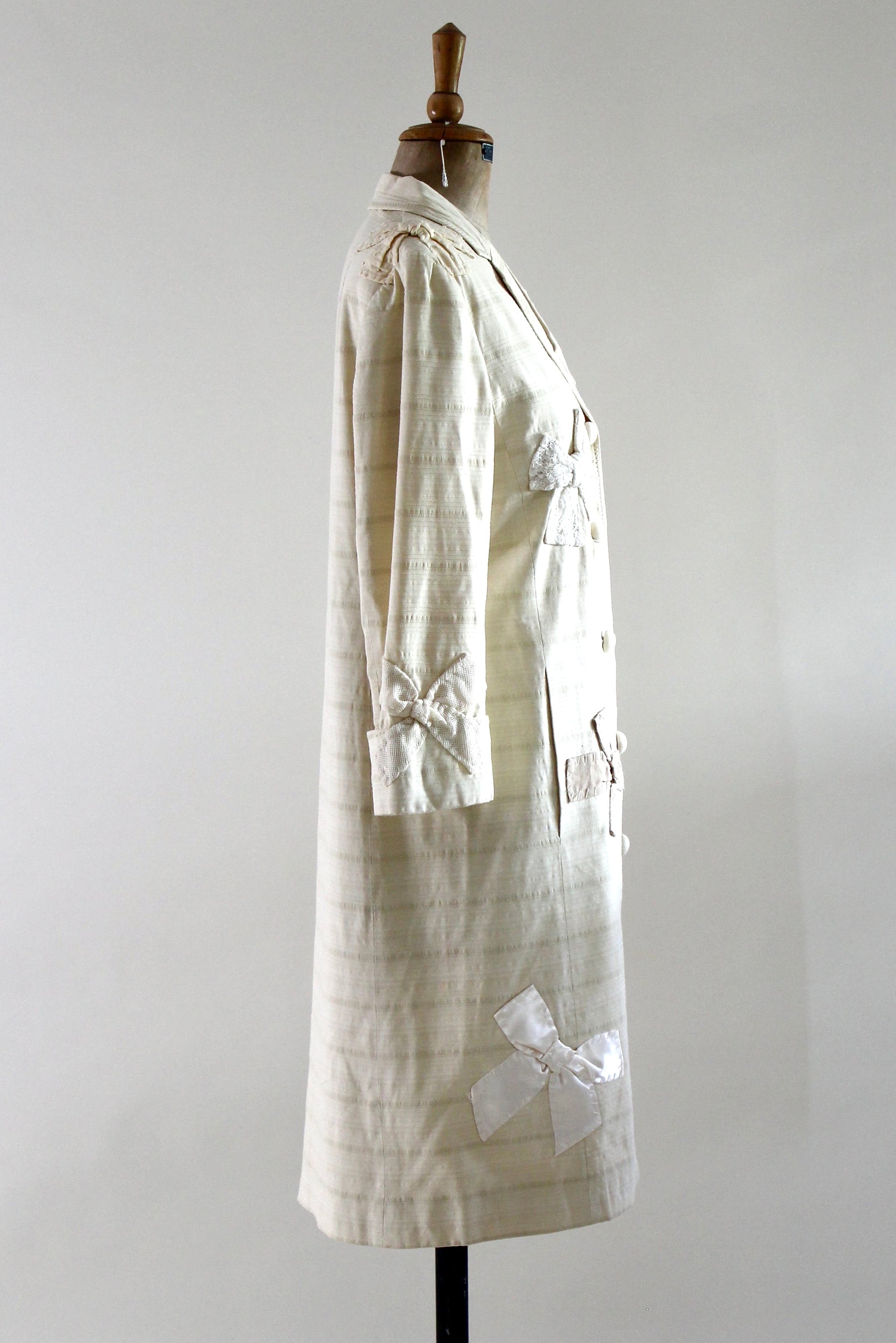 1990s Italien Designer Ivory Light Coat Decorated with Fabric Bows//Size M