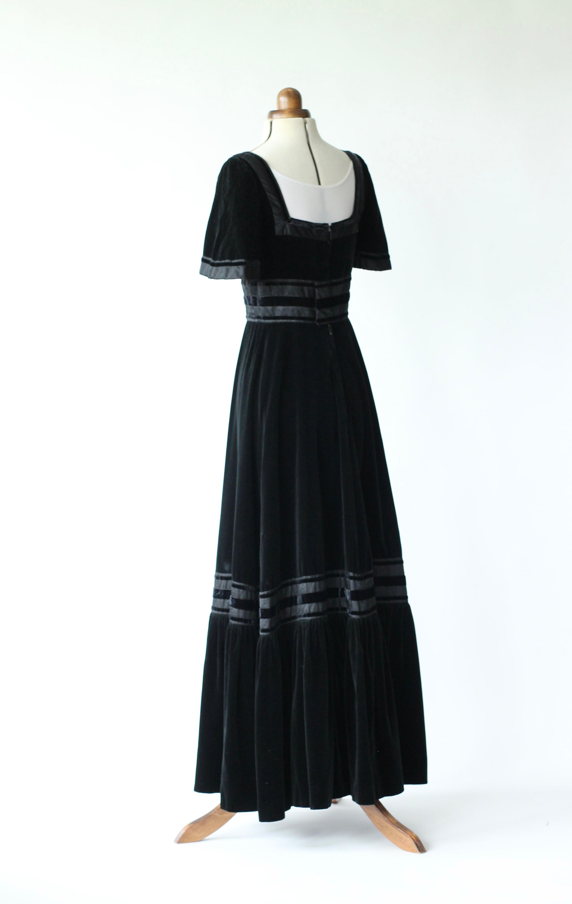 1960s Vintage Black Maxi Velvet Dress//Size S