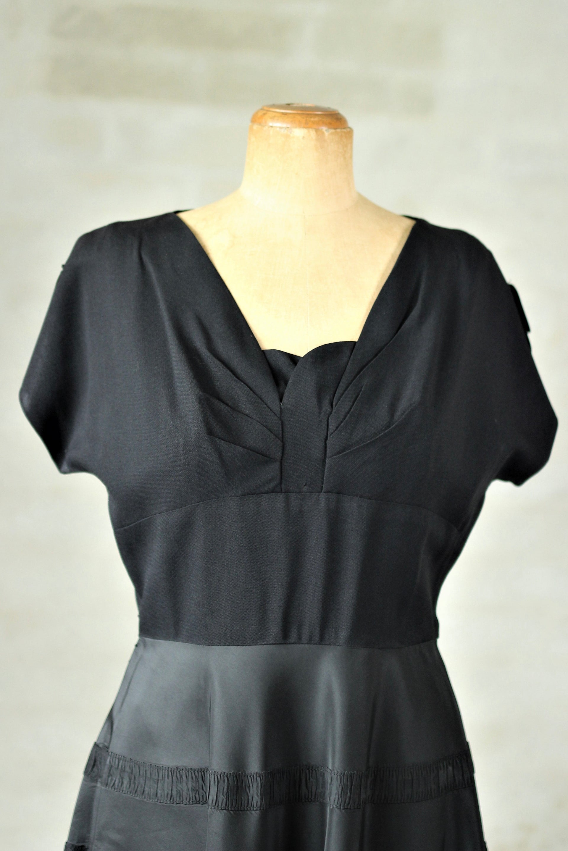 1940s Black Silk Dress //Size S/M