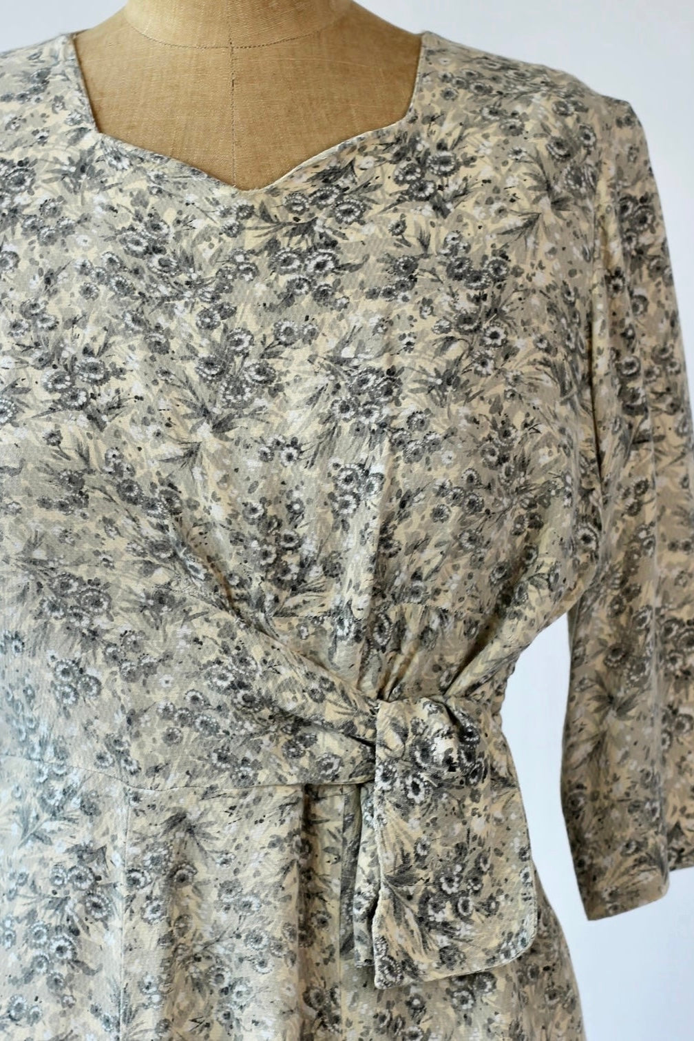 1940s Dress in Rayon with Flower Print//Size M