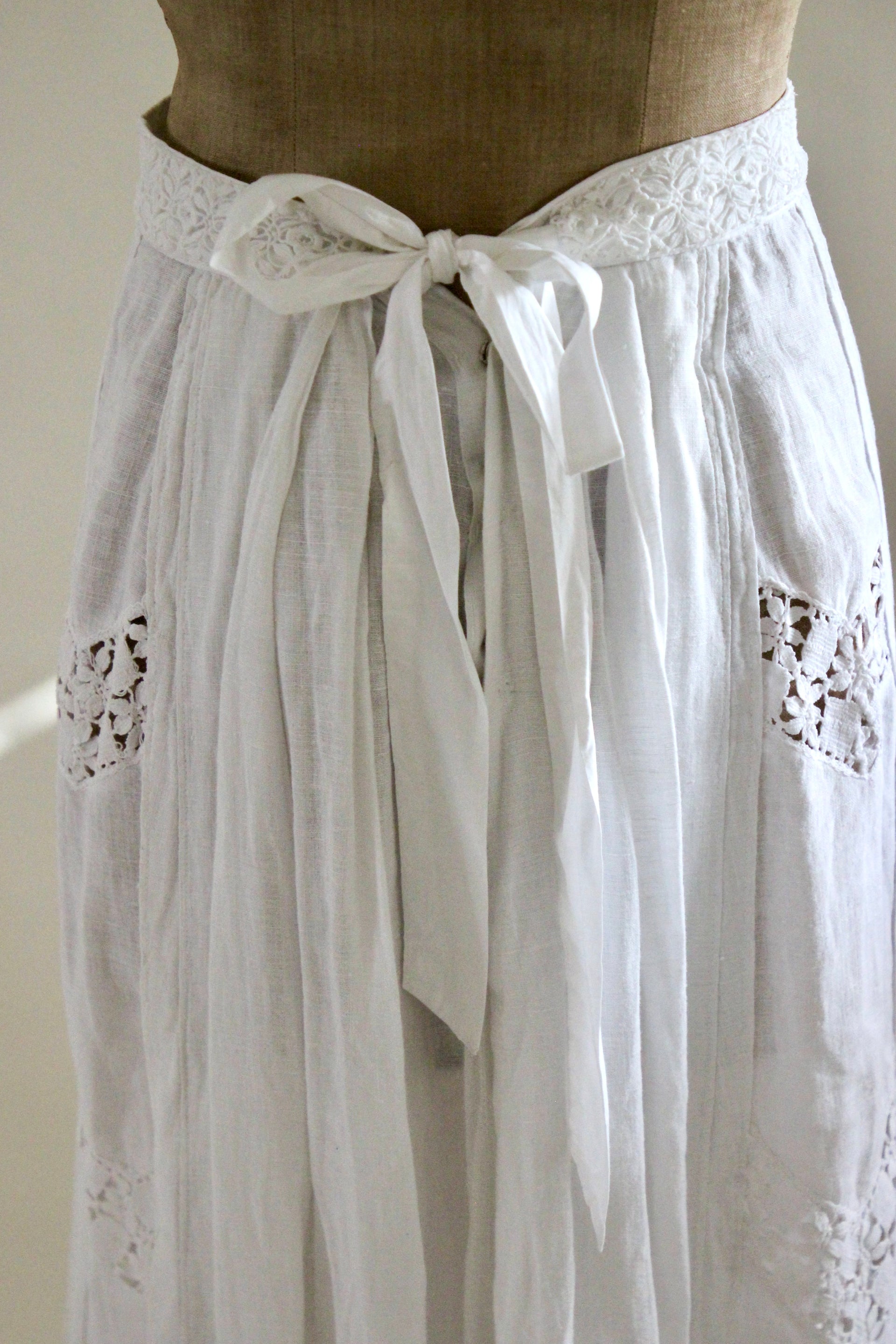 1960s 1970s High Waisted White Maxi Skirt // Size XS/S