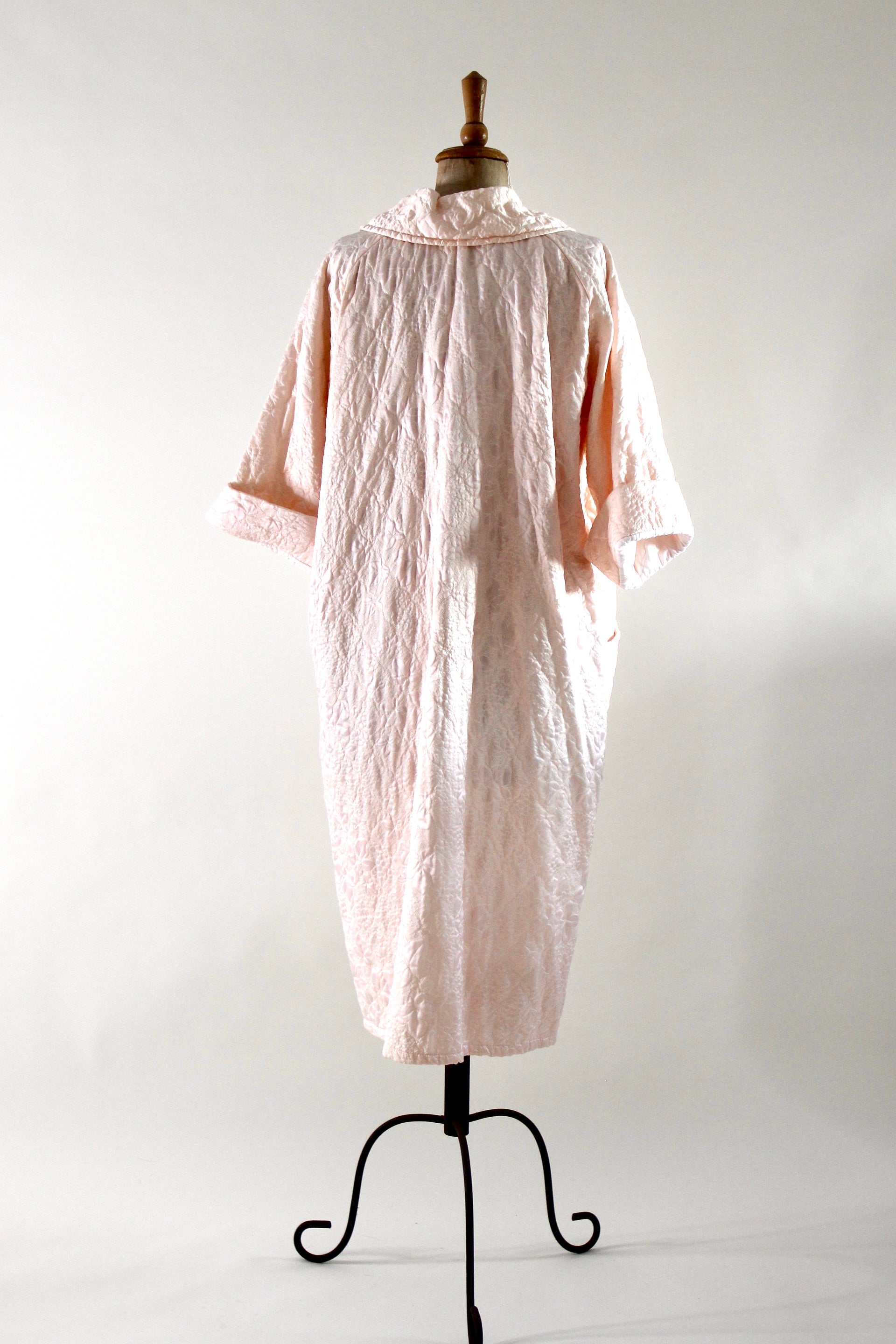 1960s Baby Pink Satin Quilted Robe//Light Coat//Oversized Coat//Size M-XL