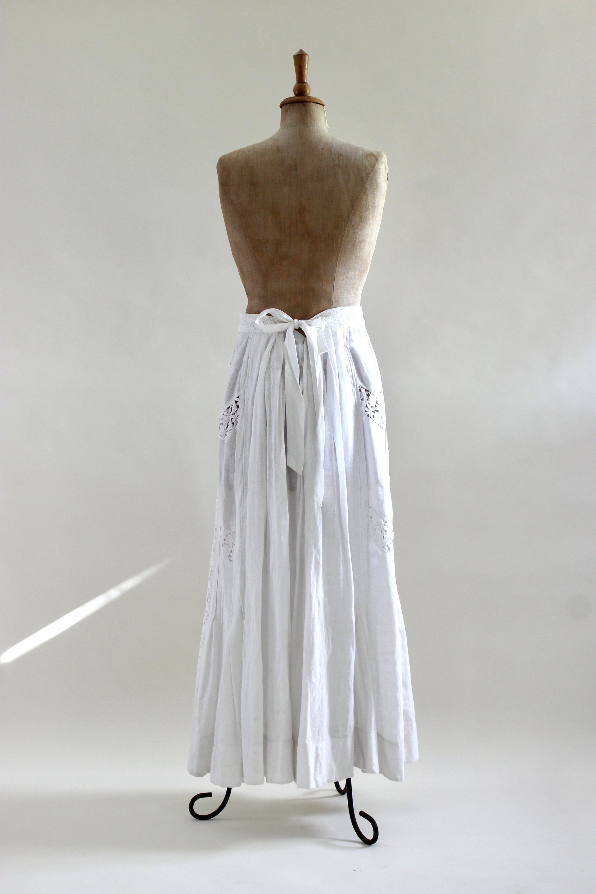 1960s 1970s High Waisted White Maxi Skirt // Size XS/S