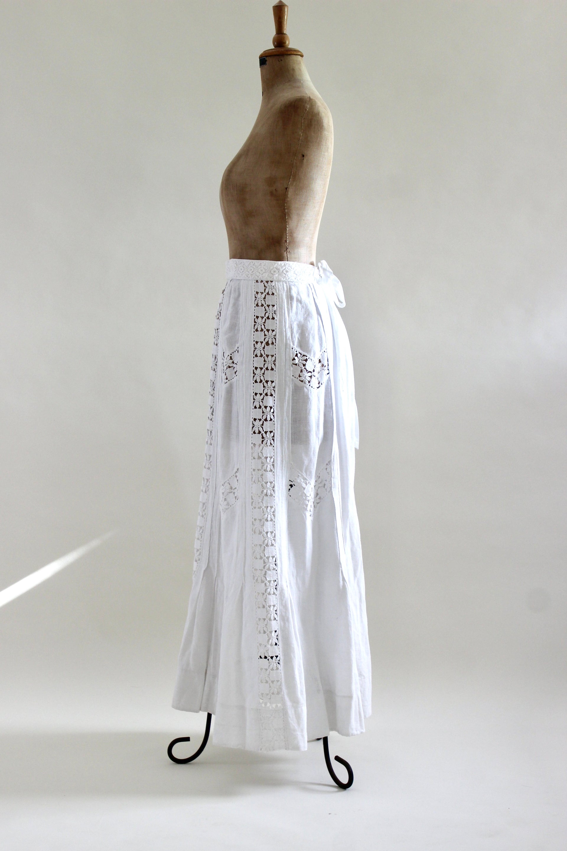 1960s 1970s High Waisted White Maxi Skirt // Size XS/S