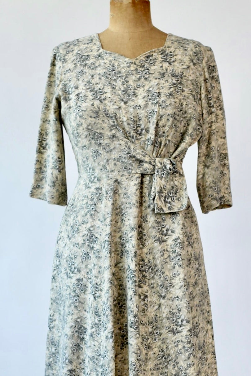 1940s Dress in Rayon with Flower Print//Size M