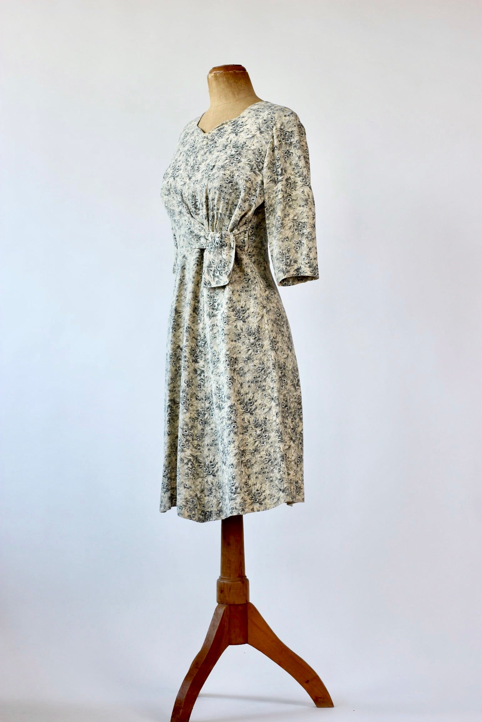 1940s Dress in Rayon with Flower Print//Size M