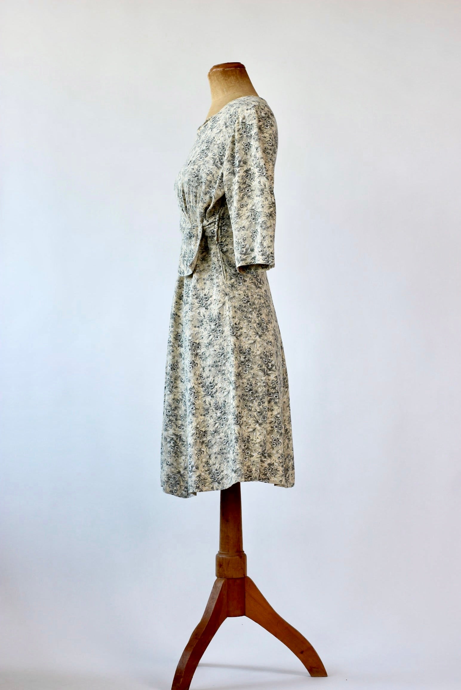 1940s Dress in Rayon with Flower Print//Size M