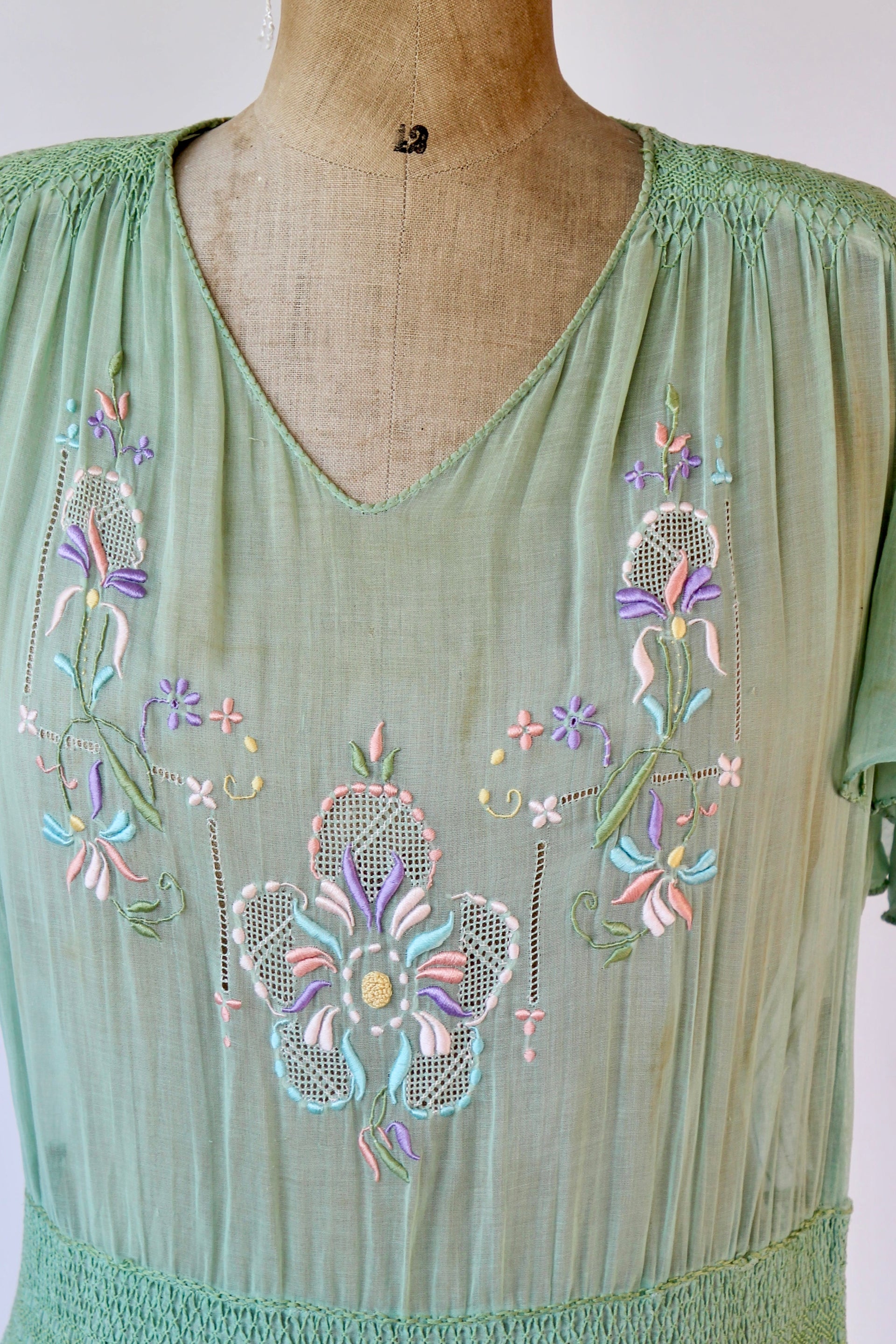 1920s 1930s Hungarian Embroidered Short Sleeve Green Dress//Size M/L