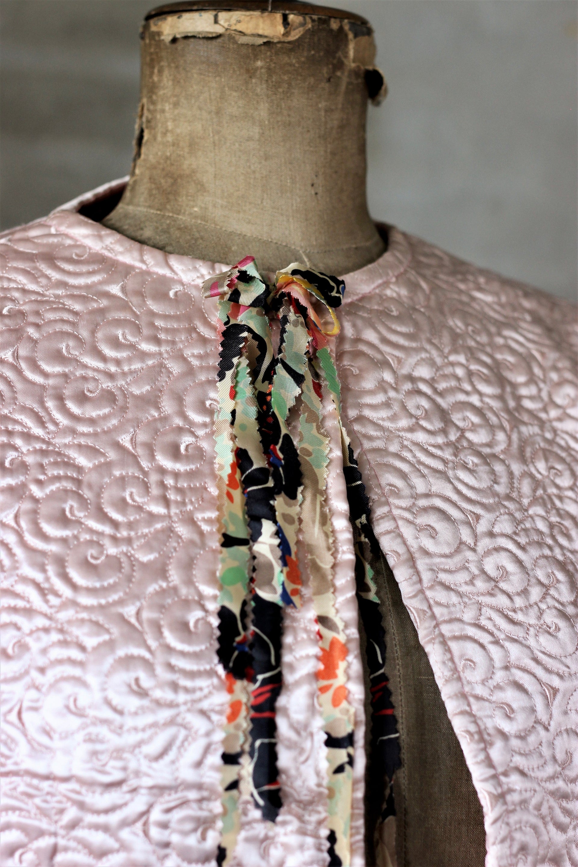 1930s Vintage Bed Jacket//Pink Satin//Art Deco Quilted Jacket//Size M