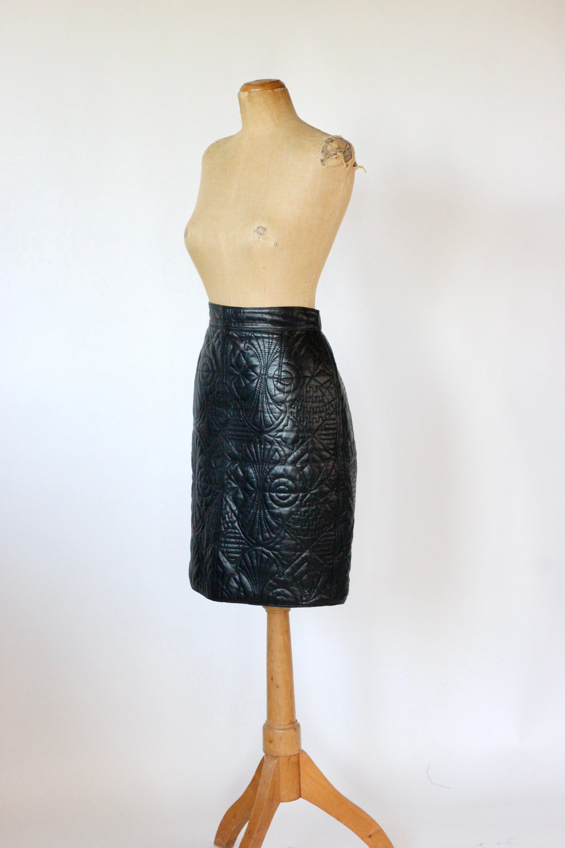 1990s Vintage Black Quilted Leather High Waisted Skirt//Size S/M
