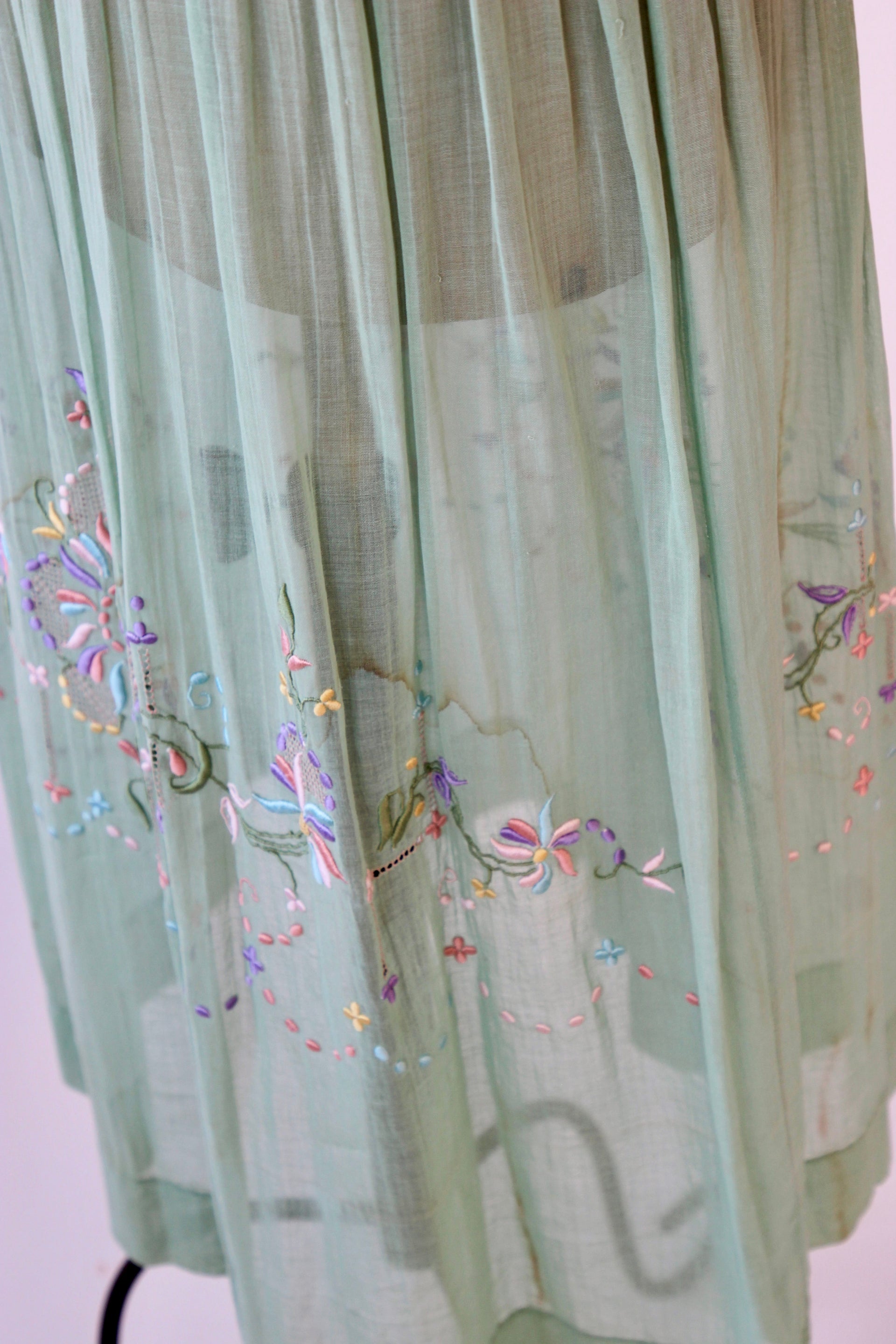 1920s 1930s Hungarian Embroidered Short Sleeve Green Dress//Size M/L